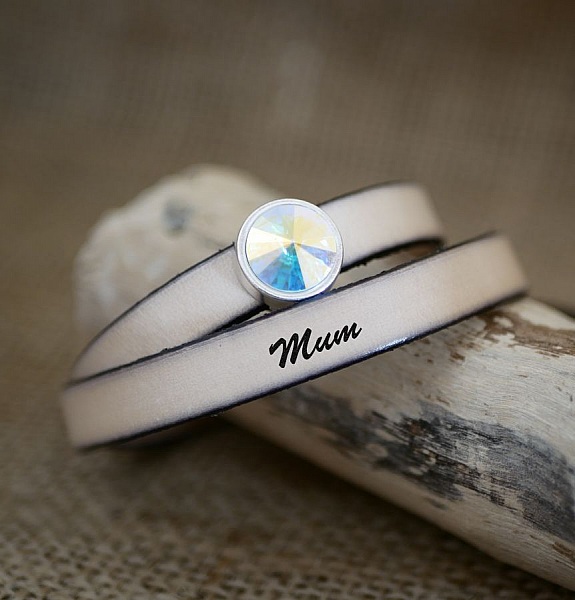 L&aelig;rarmb&aring;nd kvinne dobbelt blir personlig dekorert med en Swarovski krystall cabochon 