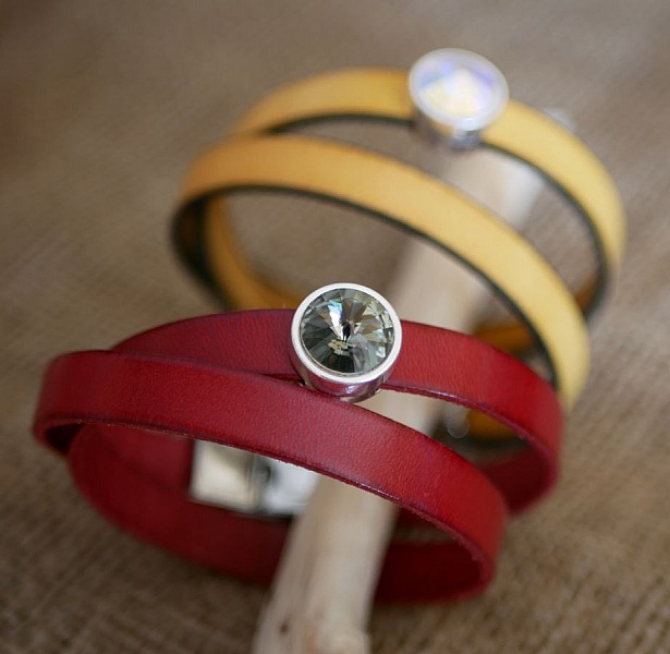 L&aelig;rarmb&aring;nd kvinne dobbelt blir personlig dekorert med en Swarovski krystall cabochon 