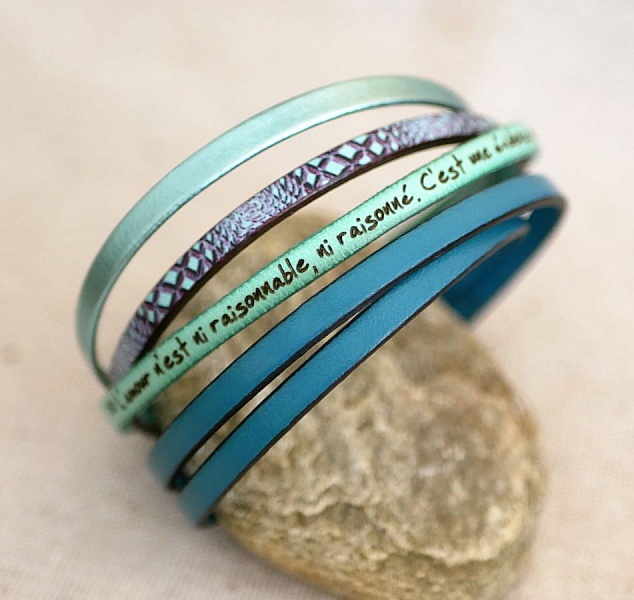 Damearmb&aring;nd i fint skinn med slangetrykk i bl&aring; toner