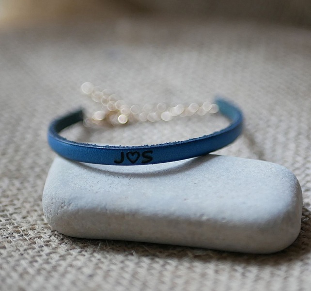 L&aelig;rarmb&aring;nd for kvinner som skal personaliseres ved gravering med gullkjede