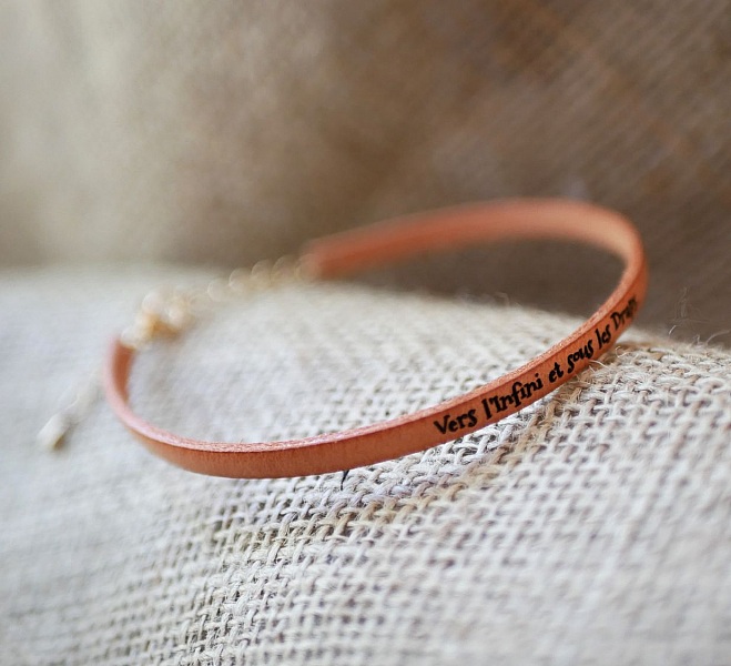 L&aelig;rarmb&aring;nd for kvinner som skal personaliseres ved gravering med gullkjede