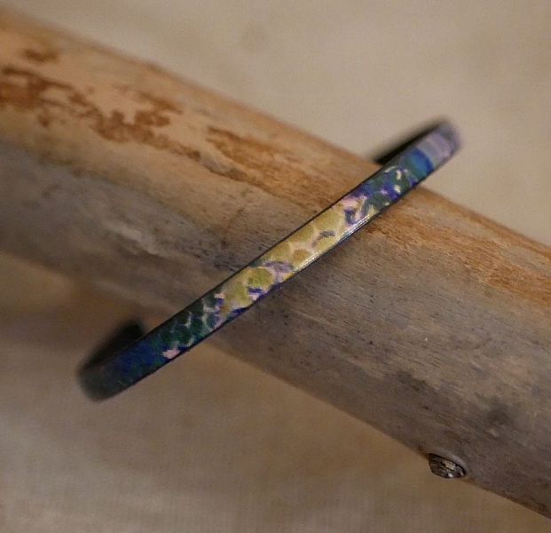 Damearmb&aring;nd i fint skinn med impresjonistisk trykk