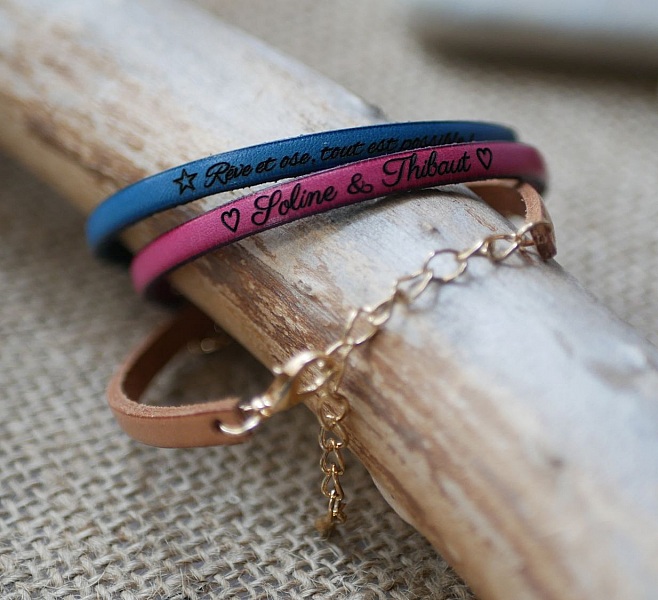 L&aelig;rarmb&aring;nd for kvinner som skal personaliseres ved gravering med gullkjede