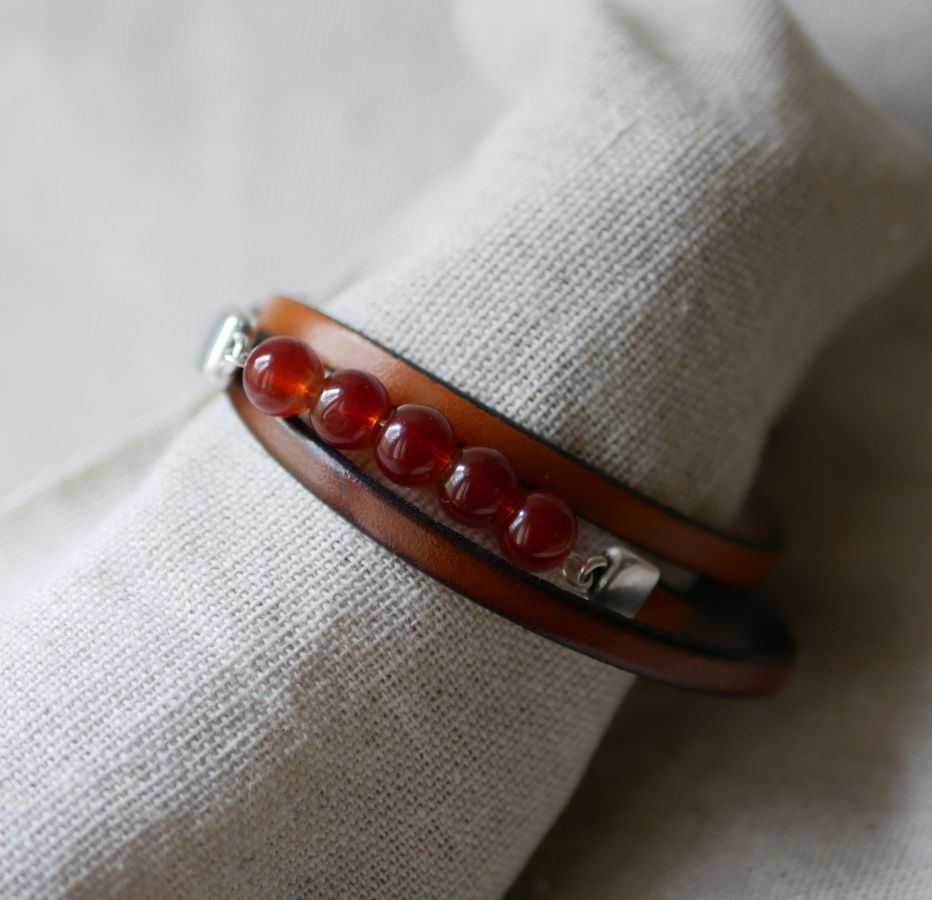 Brunt skinn og røde perler armbånd for kvinner, en trippel sving for å personalisere 