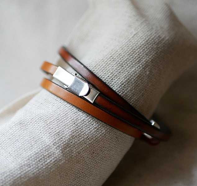 Brunt skinn og r&oslash;de perler armb&aring;nd for kvinner, en trippel sving for &aring; personalisere 