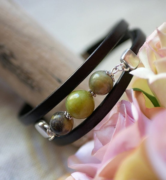 L&aelig;r og perler armb&aring;nd Olivine trippel svinger for &aring; personalisere 