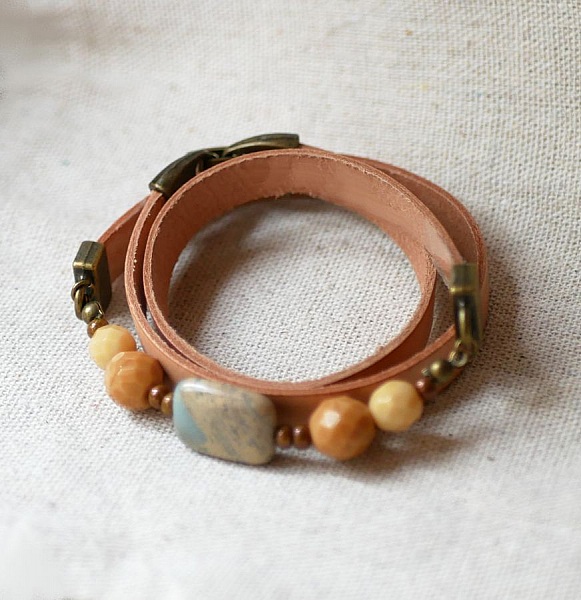 Armb&aring;nd i l&aelig;r og beige perler for kvinner for &aring; personalisere 