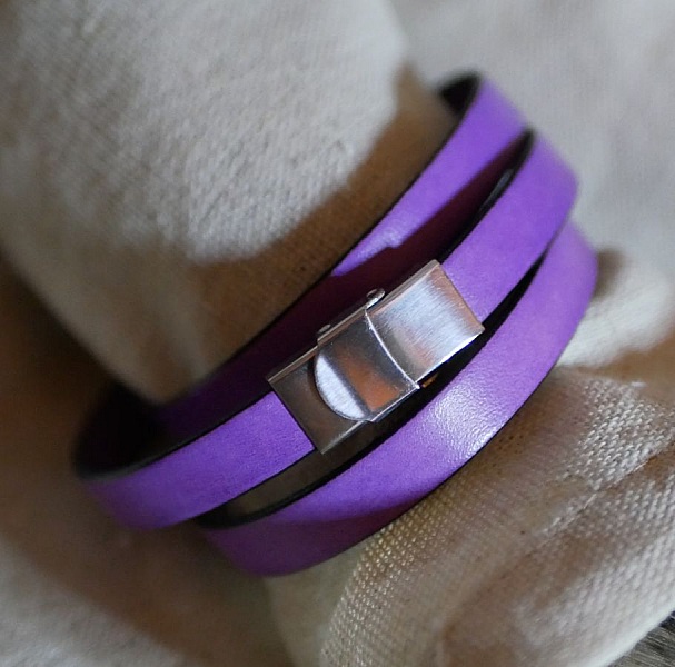 L&aelig;r og perler armb&aring;nd trippel svinger for &aring; personalisere 