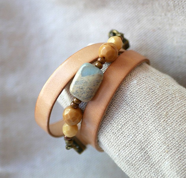 Armb&aring;nd i l&aelig;r og beige perler for kvinner for &aring; personalisere 