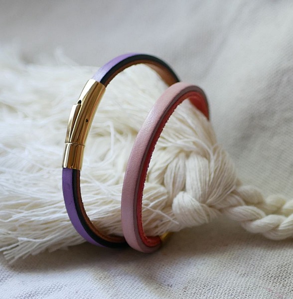 Tilpasset tofarget skinnarmb&aring;nd med gulll&aring;s