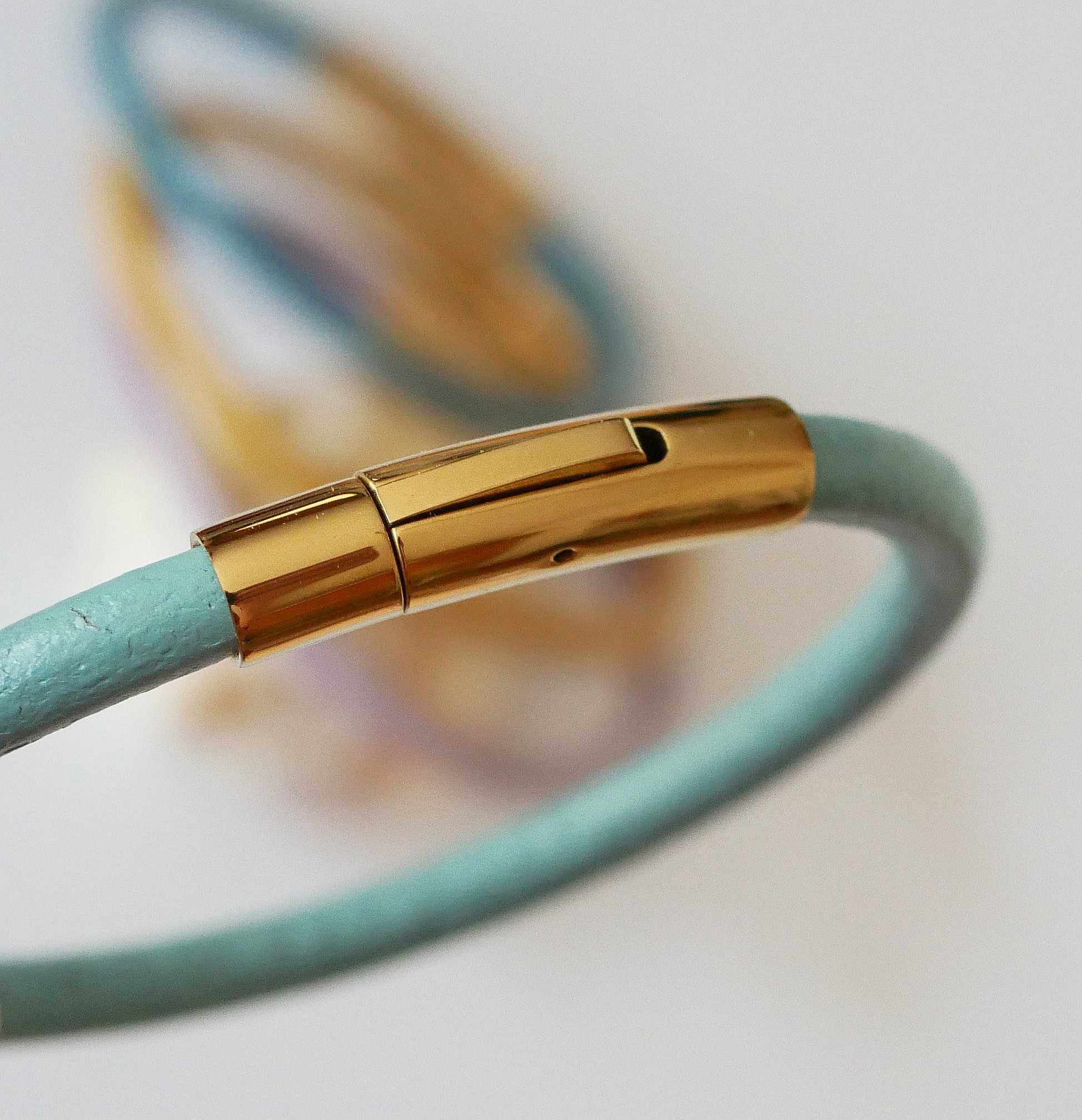 Rundt damearmb&aring;nd i skinn med bajonettl&aring;s i gull