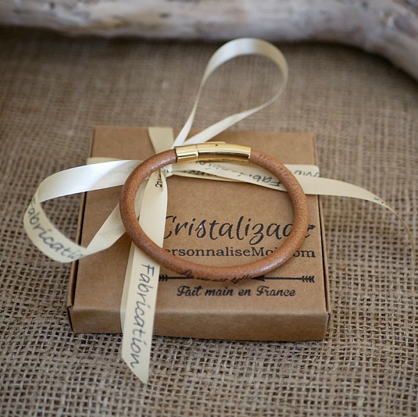 Tilpasset rundt l&aelig;rarmb&aring;nd for kvinner ved gravering