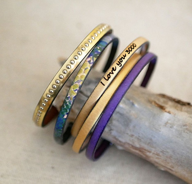 Armb&aring;nd for kvinner i rosa metallisk skinn med gullperler