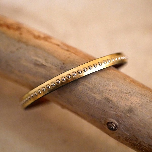 Armb&aring;nd for kvinner i rosa metallisk skinn med gullperler