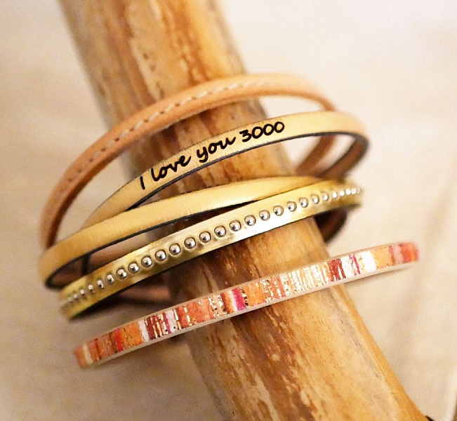 Armb&aring;nd for kvinner i rosa metallisk skinn med gullperler