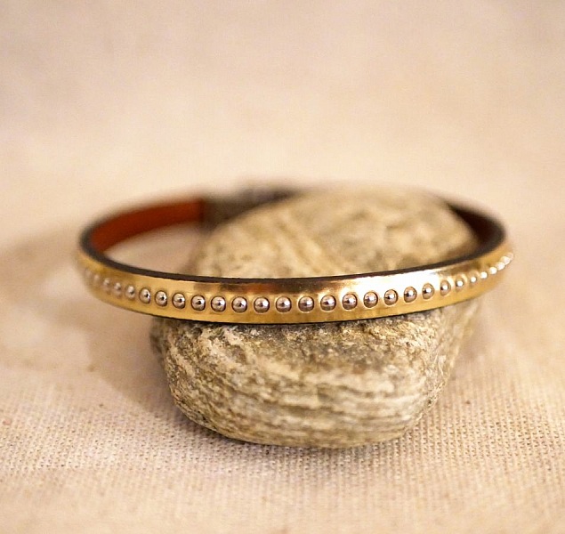 Armb&aring;nd for kvinner i rosa metallisk skinn med gullperler