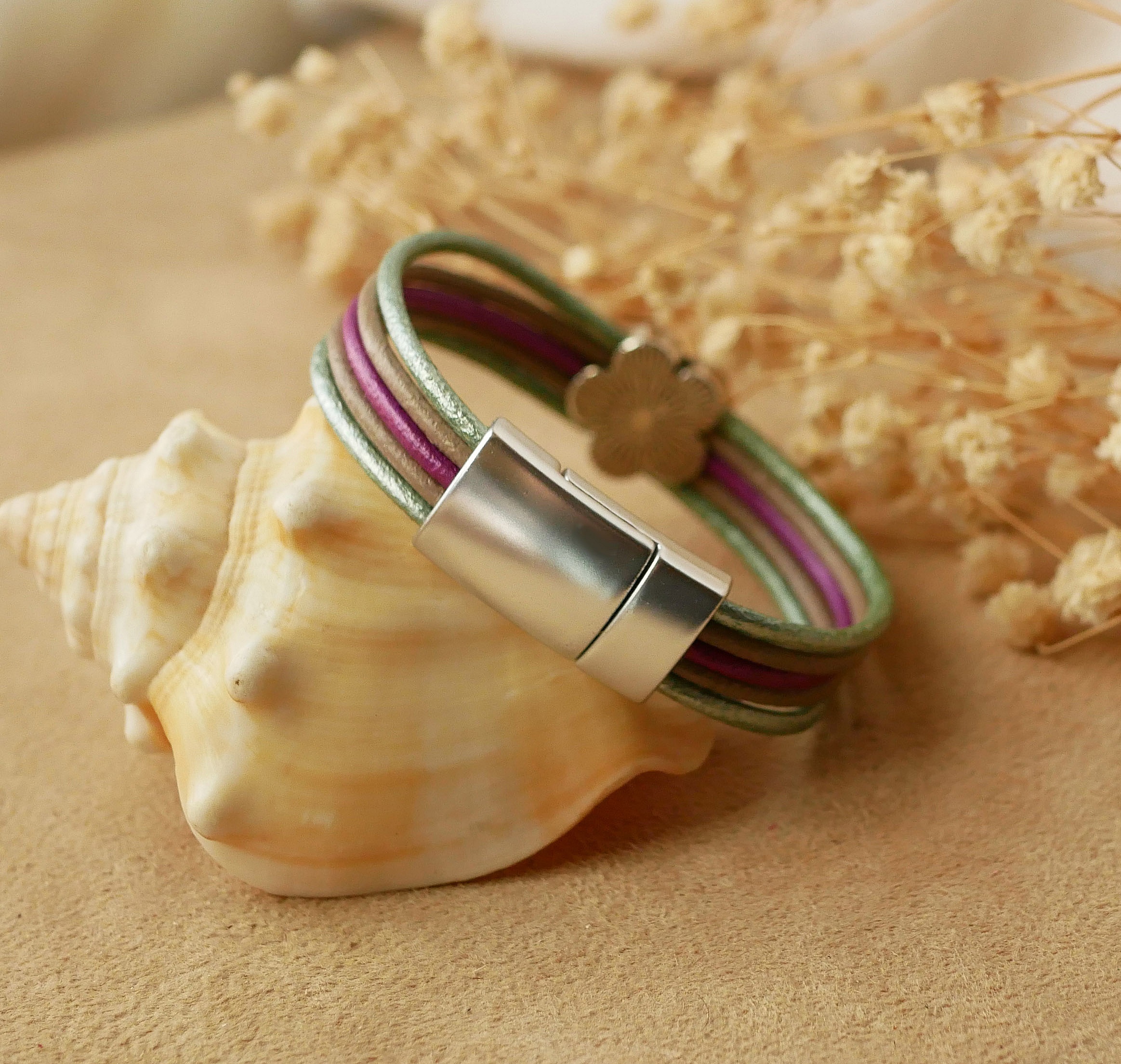 Damearmb&aring;nd med pastellfarget l&aelig;r og s&oslash;lvfarget blomsterdesign