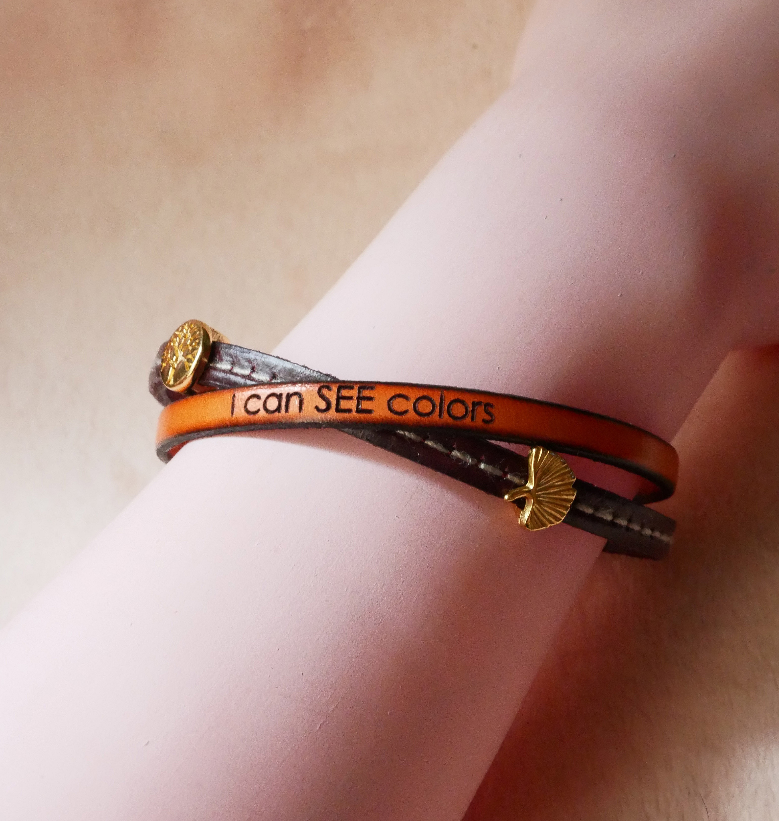 Gullbelagt Twist duoarmb&aring;nd i skinn for dame 