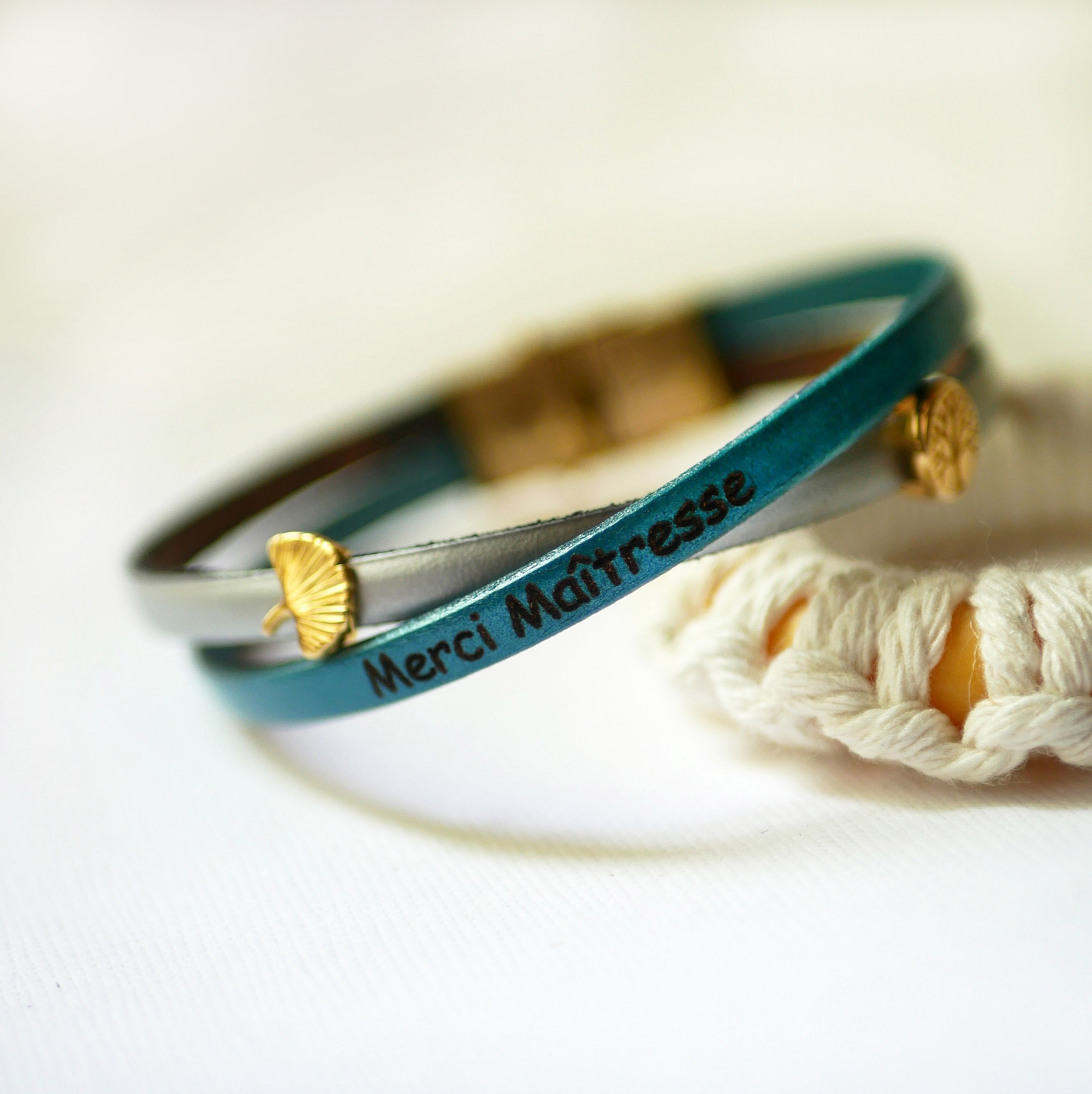 Gullbelagt Twist duoarmb&aring;nd i skinn for dame 