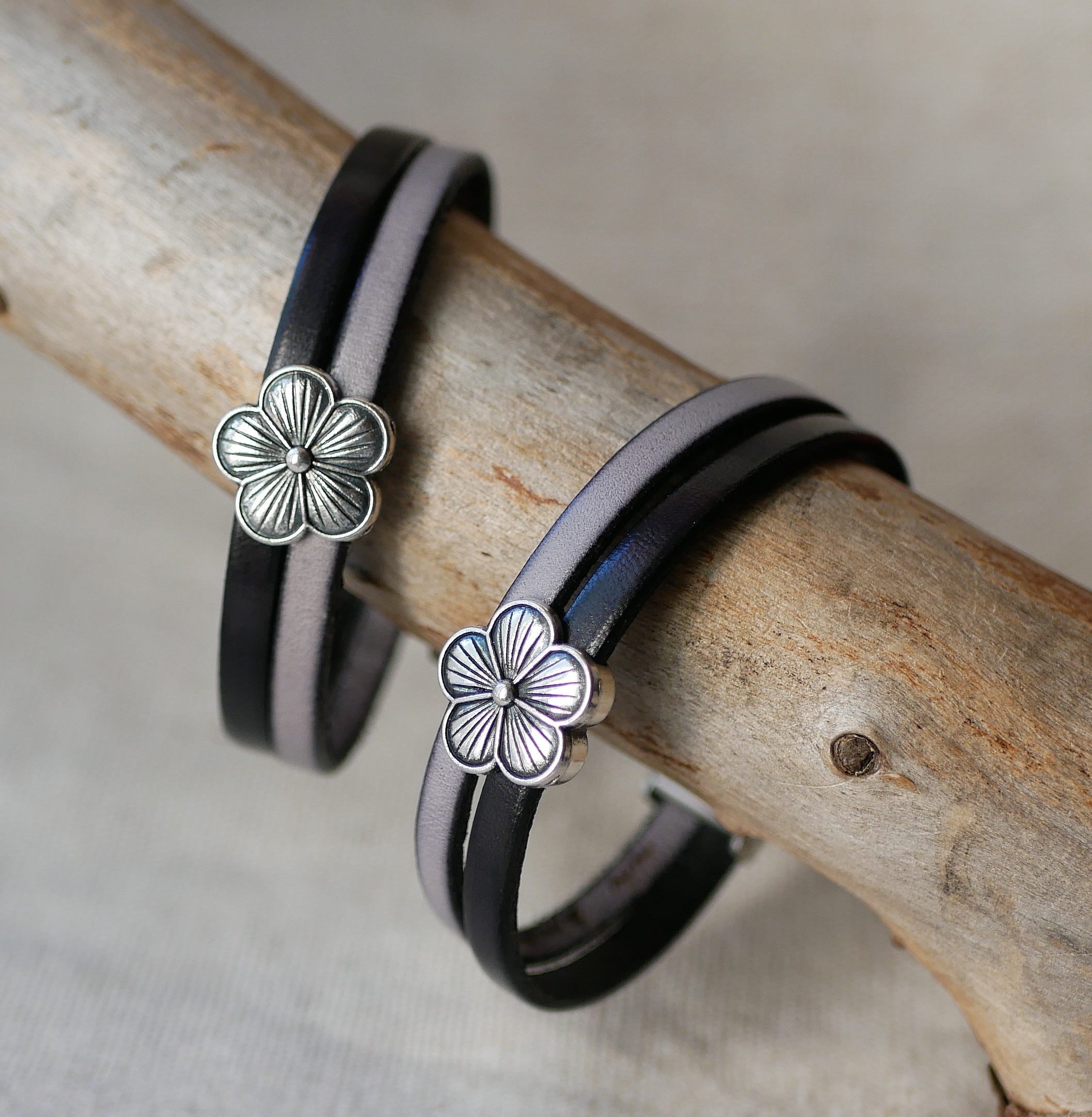 Duo-armb&aring;nd i l&aelig;r med blomsterdesign som du kan personalisere 