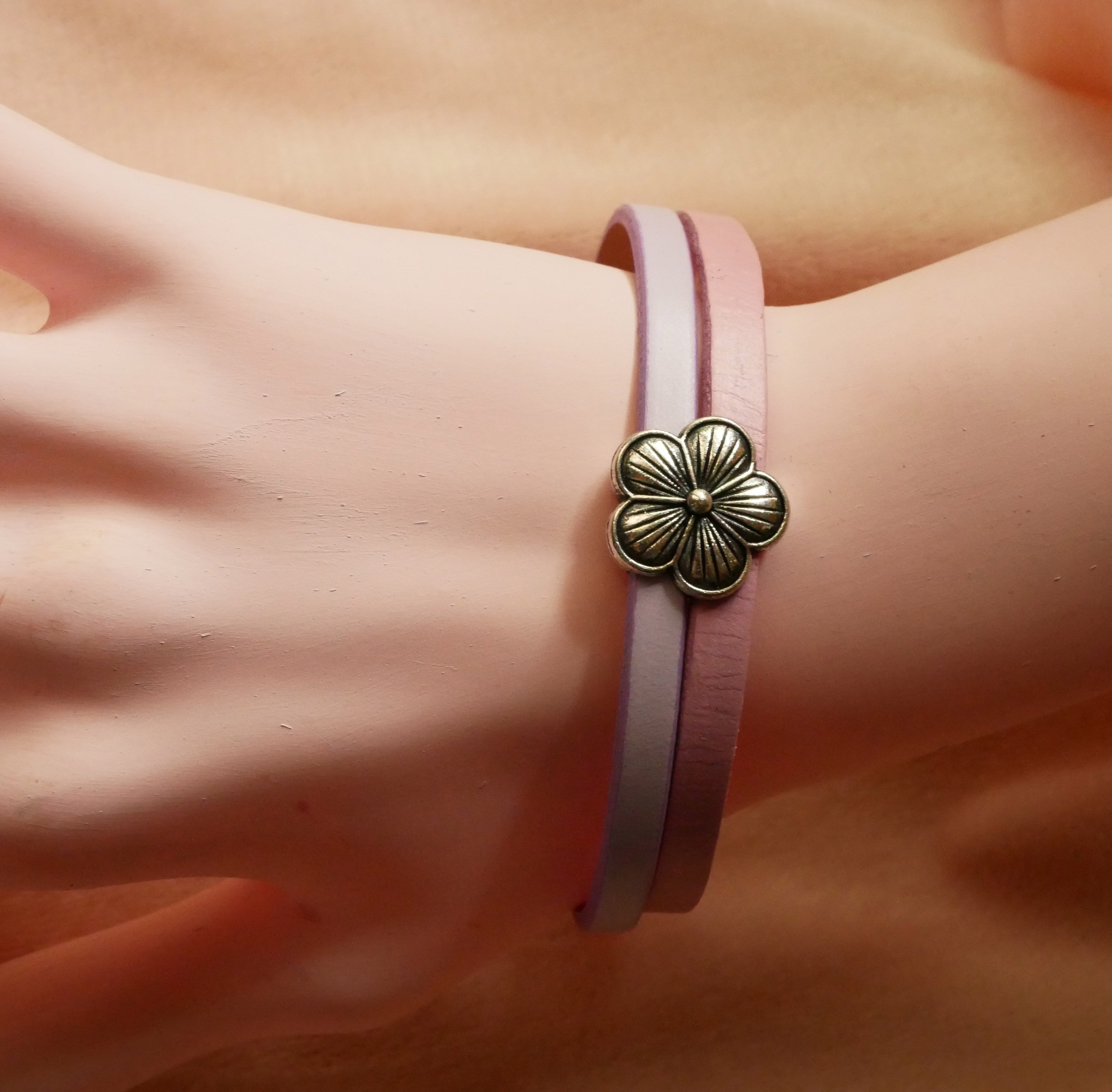 Duo-armbånd i lær med blomsterdesign som du kan personalisere 