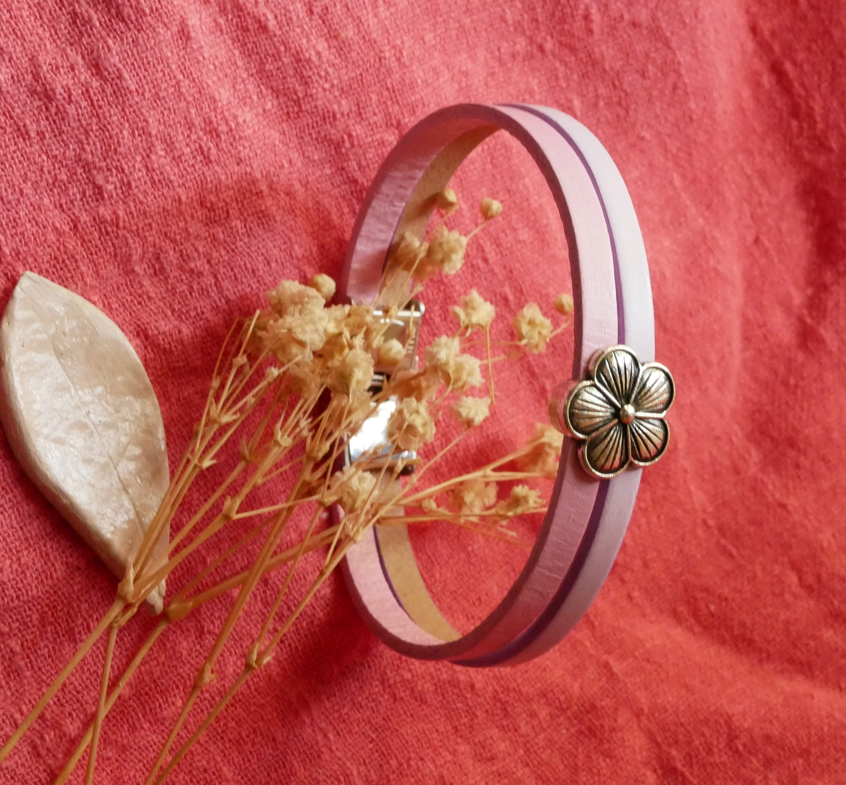 Duo-armbånd i lær med blomsterdesign som du kan personalisere 