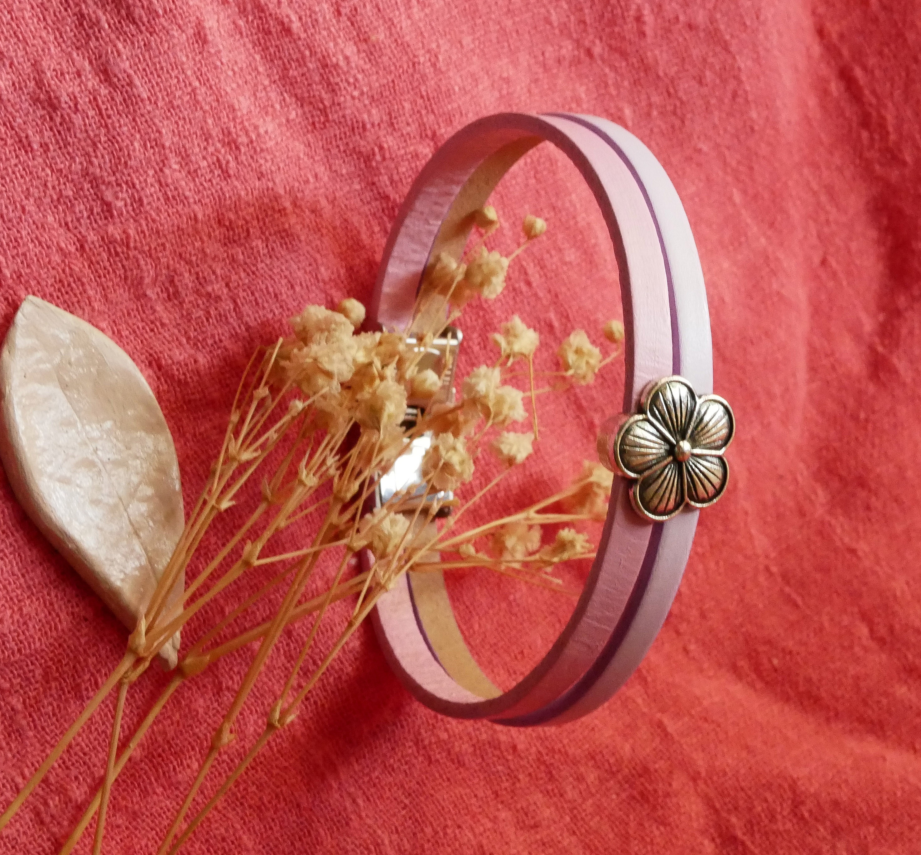 Duo-armb&aring;nd i l&aelig;r med blomsterdesign som du kan personalisere 