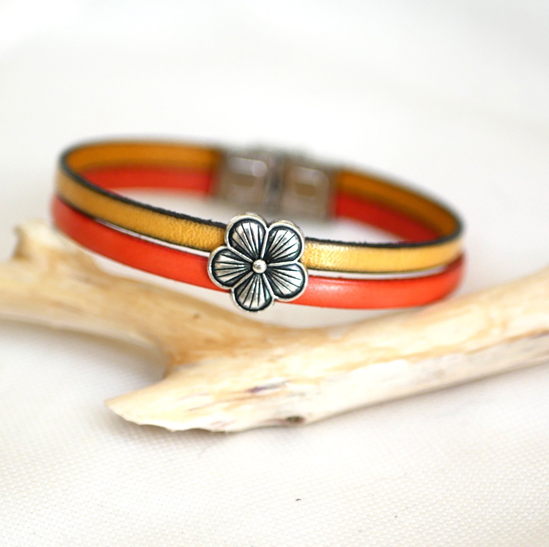 Duo-armbånd i lær med blomsterdesign som du kan personalisere 