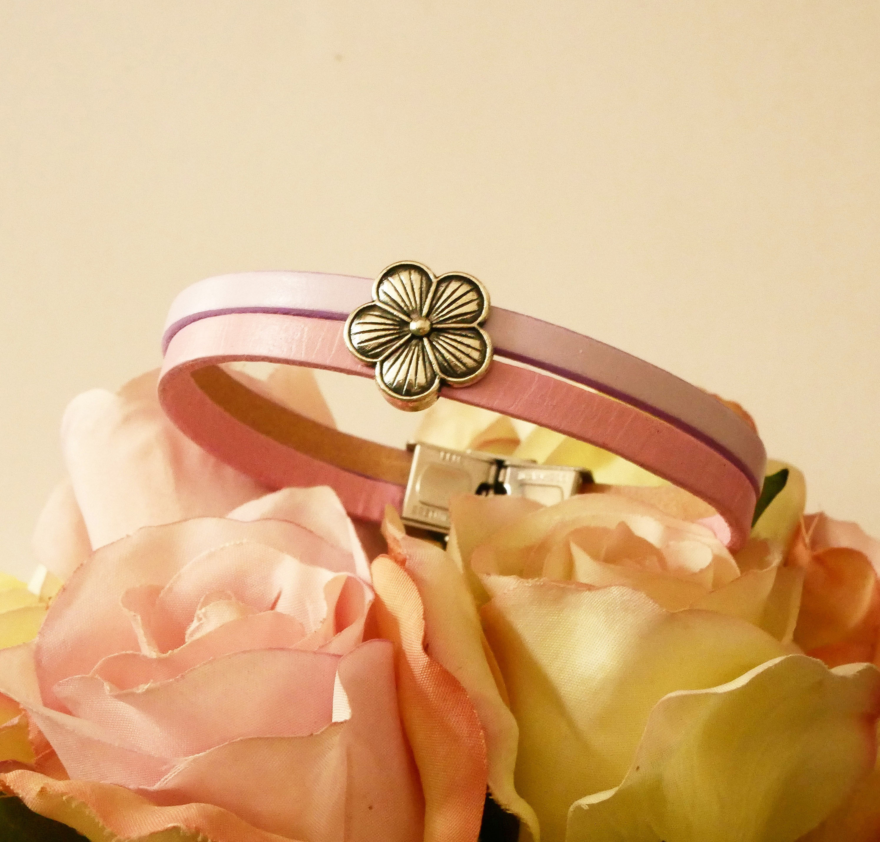 Duo-armb&aring;nd i l&aelig;r med blomsterdesign som du kan personalisere 