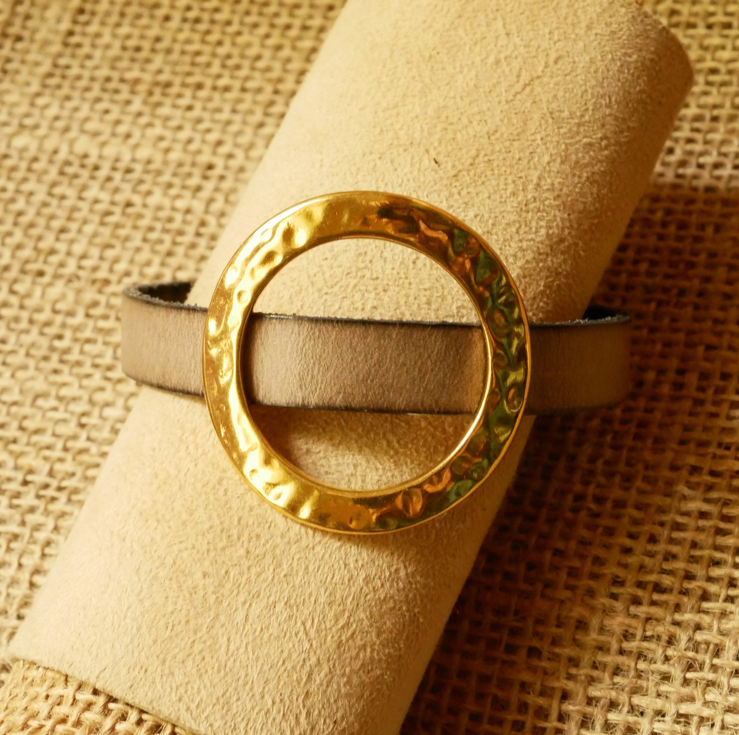 Armbånd kvinne stor gullring skinnfarge etter eget valg