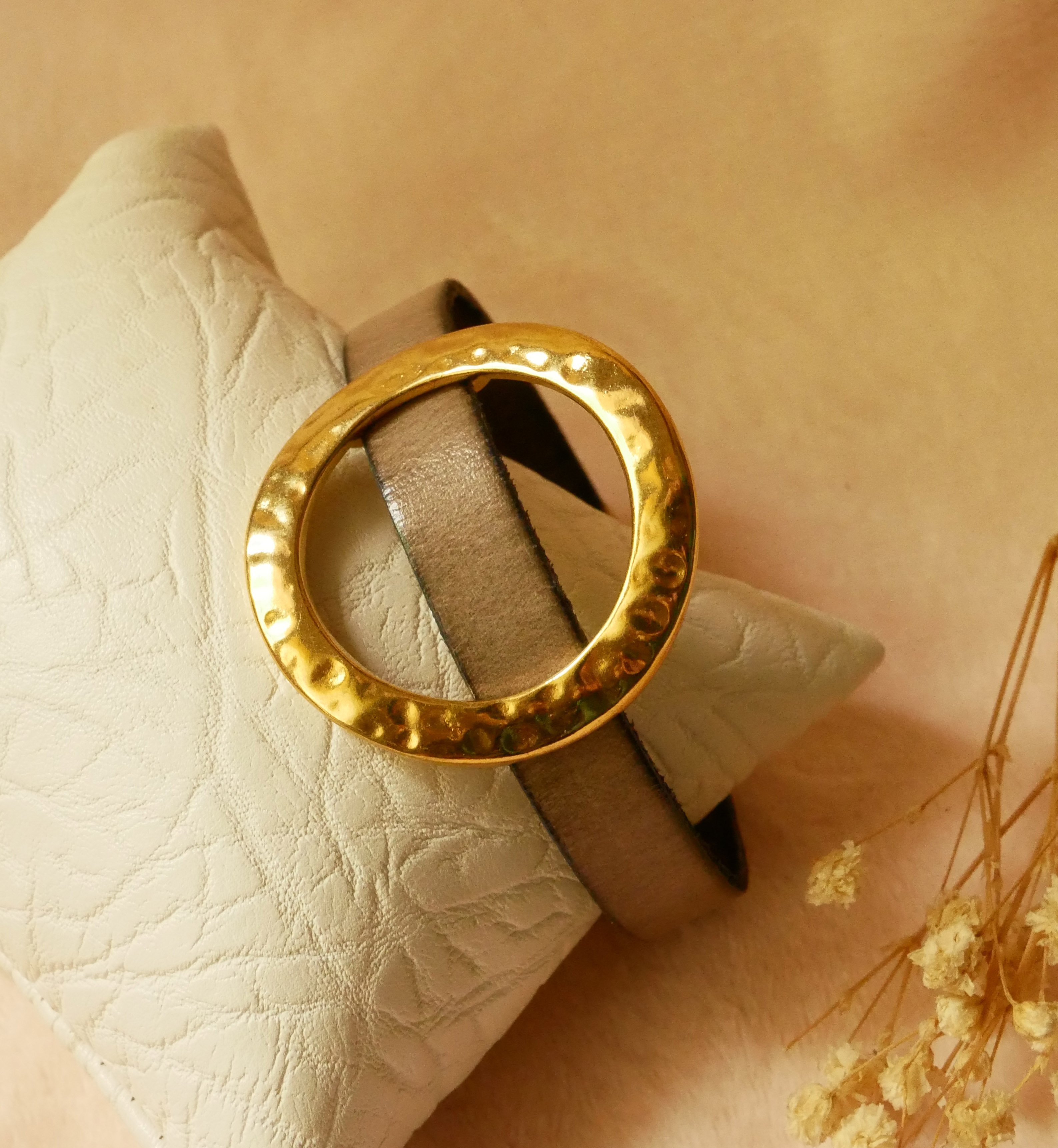 Armbånd kvinne stor gullring skinnfarge etter eget valg