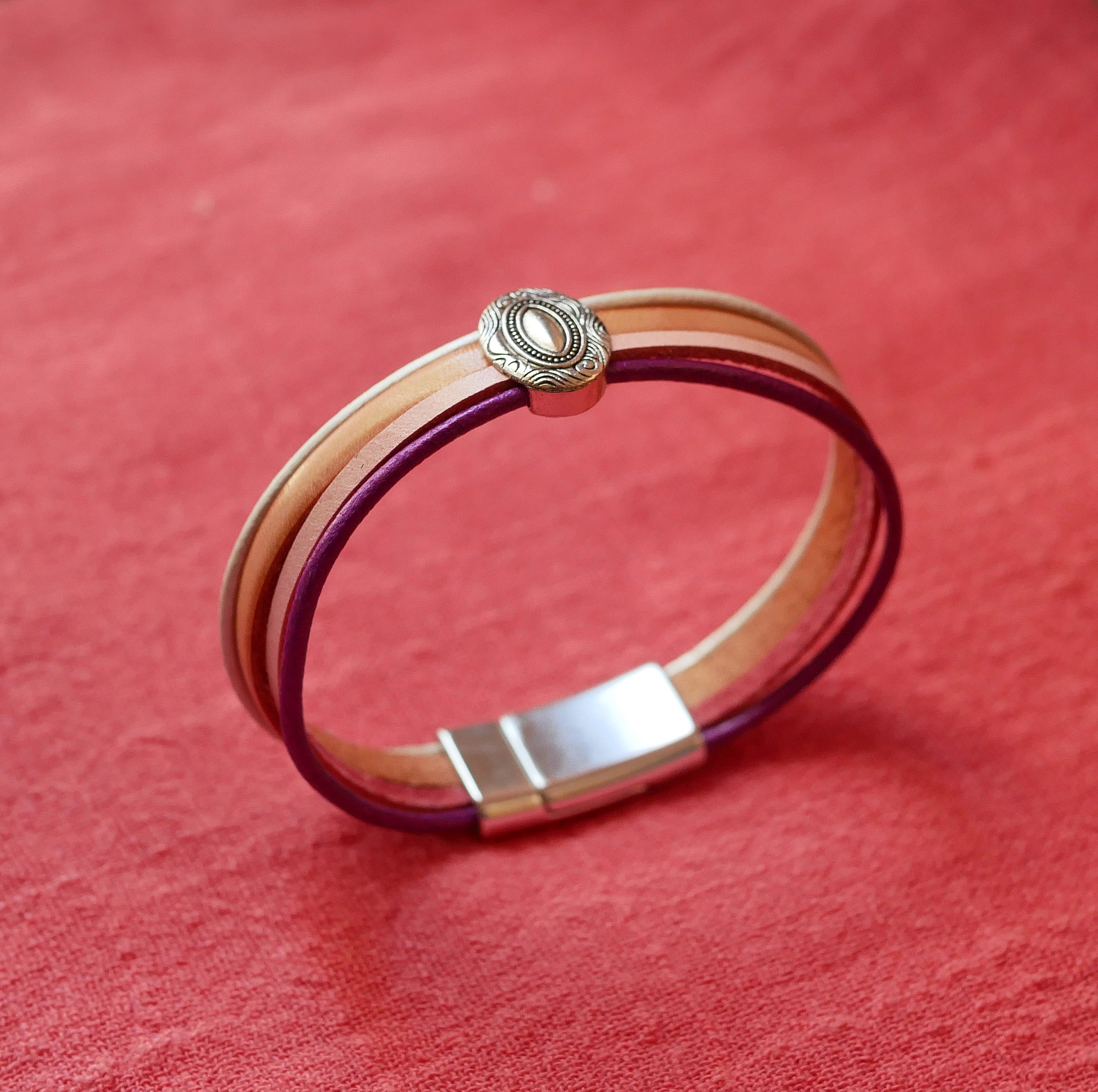 Medaljongarmb&aring;nd i s&oslash;lv for kvinner med 4 pastellfargede skinn 