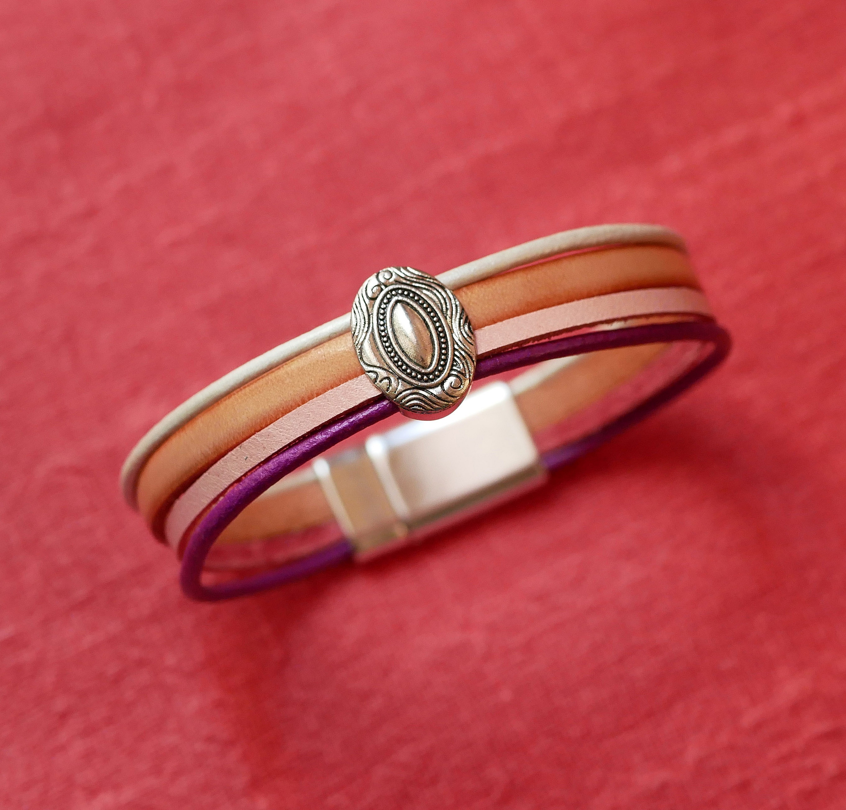 Medaljongarmb&aring;nd i s&oslash;lv for kvinner med 4 pastellfargede skinn 