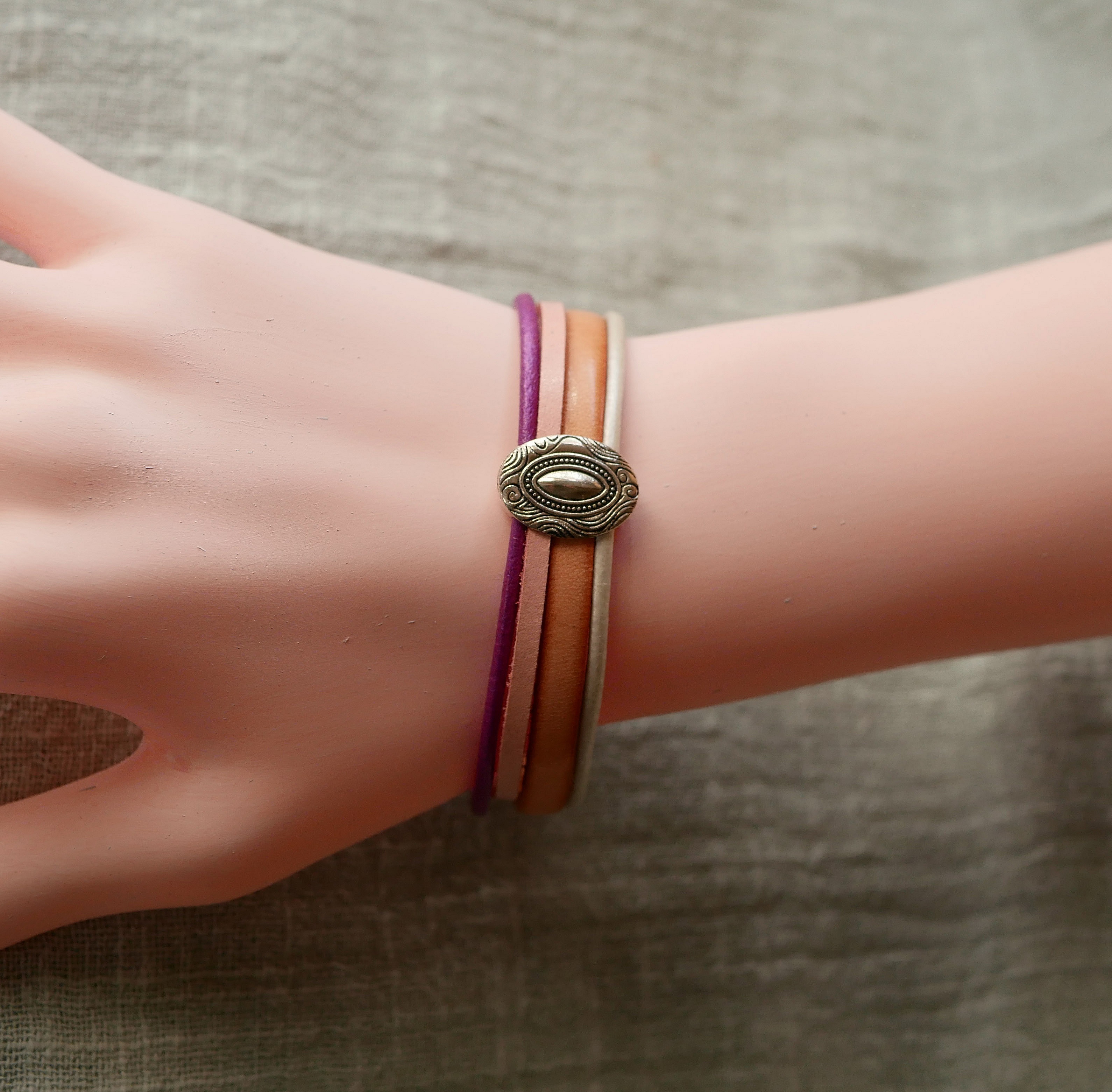 Medaljongarmb&aring;nd i s&oslash;lv for kvinner med 4 pastellfargede skinn 