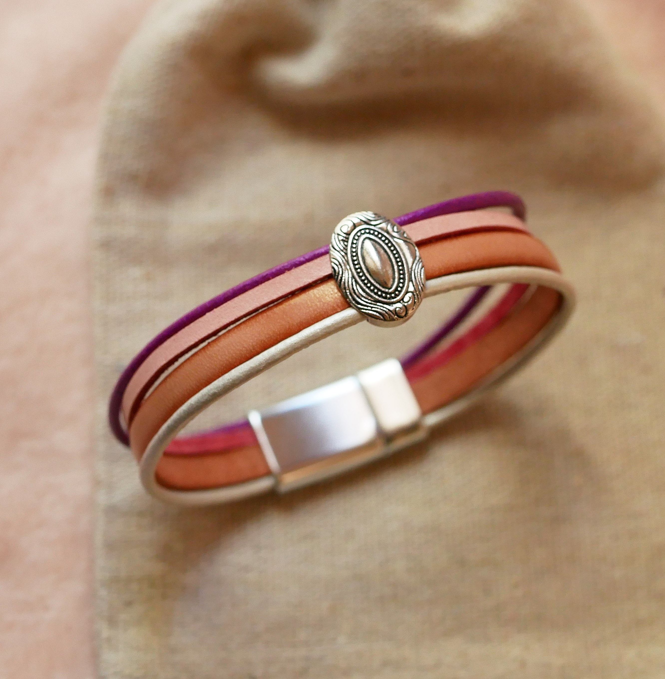 Medaljongarmb&aring;nd i s&oslash;lv for kvinner med 4 pastellfargede skinn 