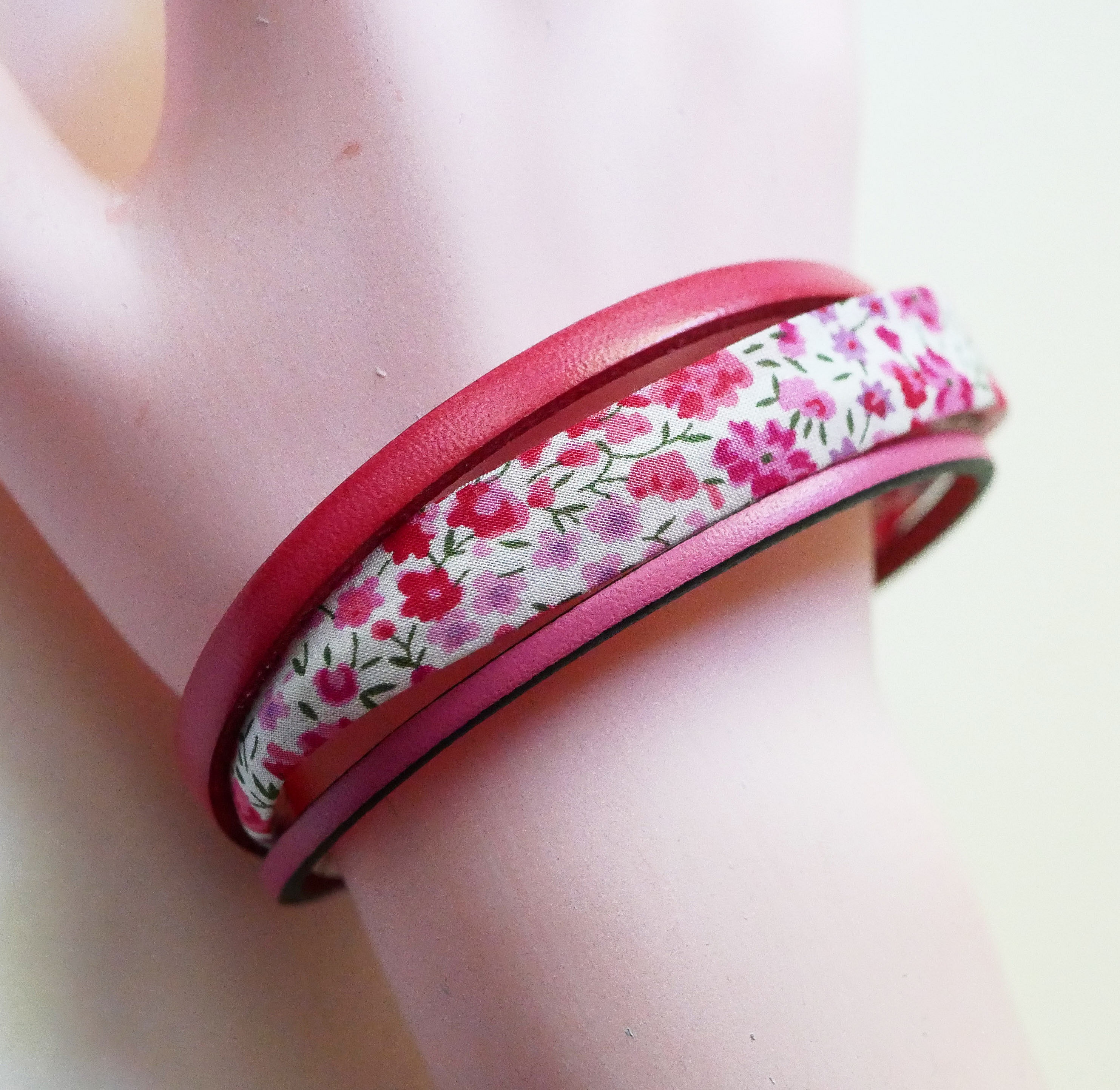 Trio-armb&aring;nd i skinn og rosa libertyblomster for kvinner 