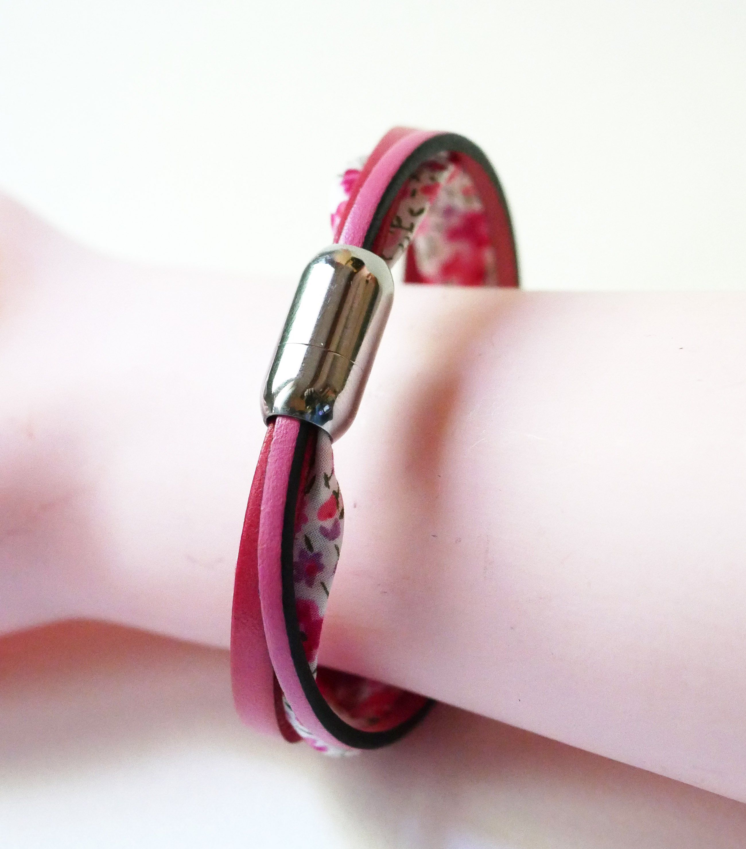 Trio-armbånd i skinn og rosa libertyblomster for kvinner 
