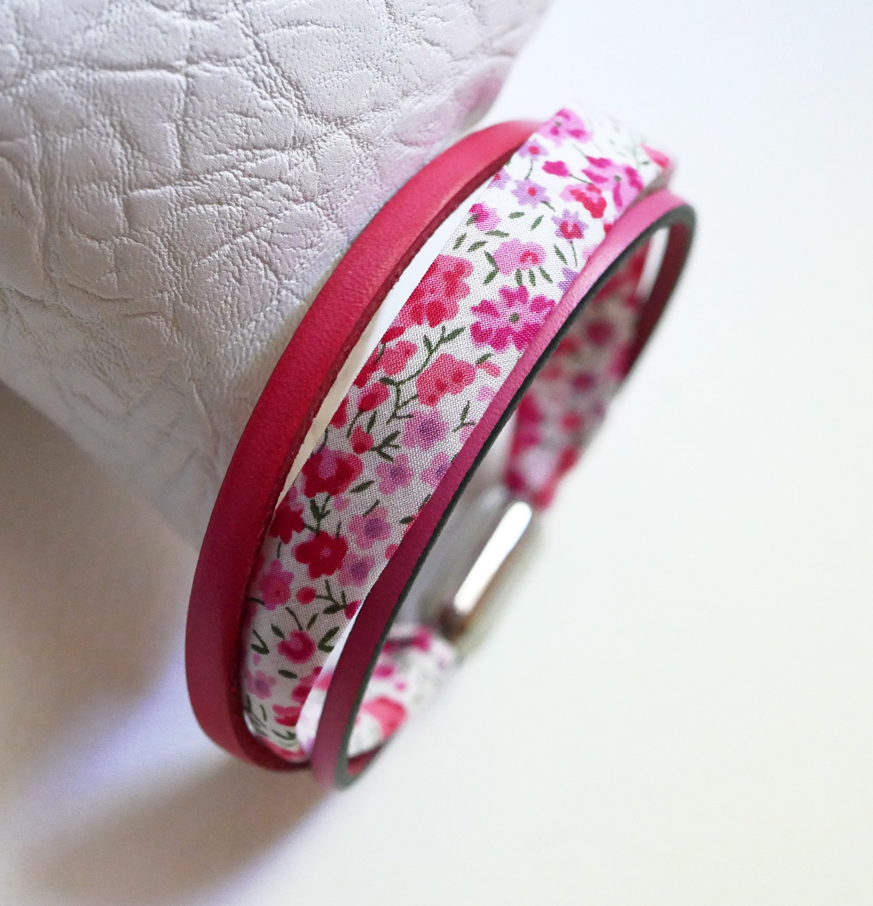 Trio-armbånd i skinn og rosa libertyblomster for kvinner 
