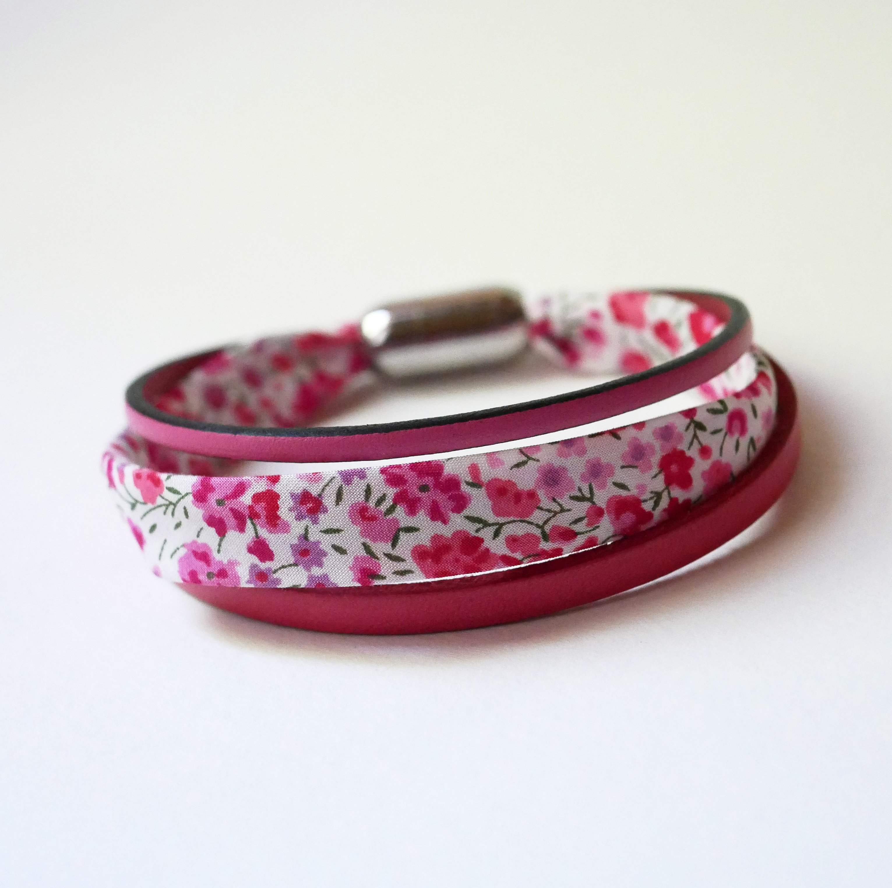 Trio-armbånd i skinn og rosa libertyblomster for kvinner 