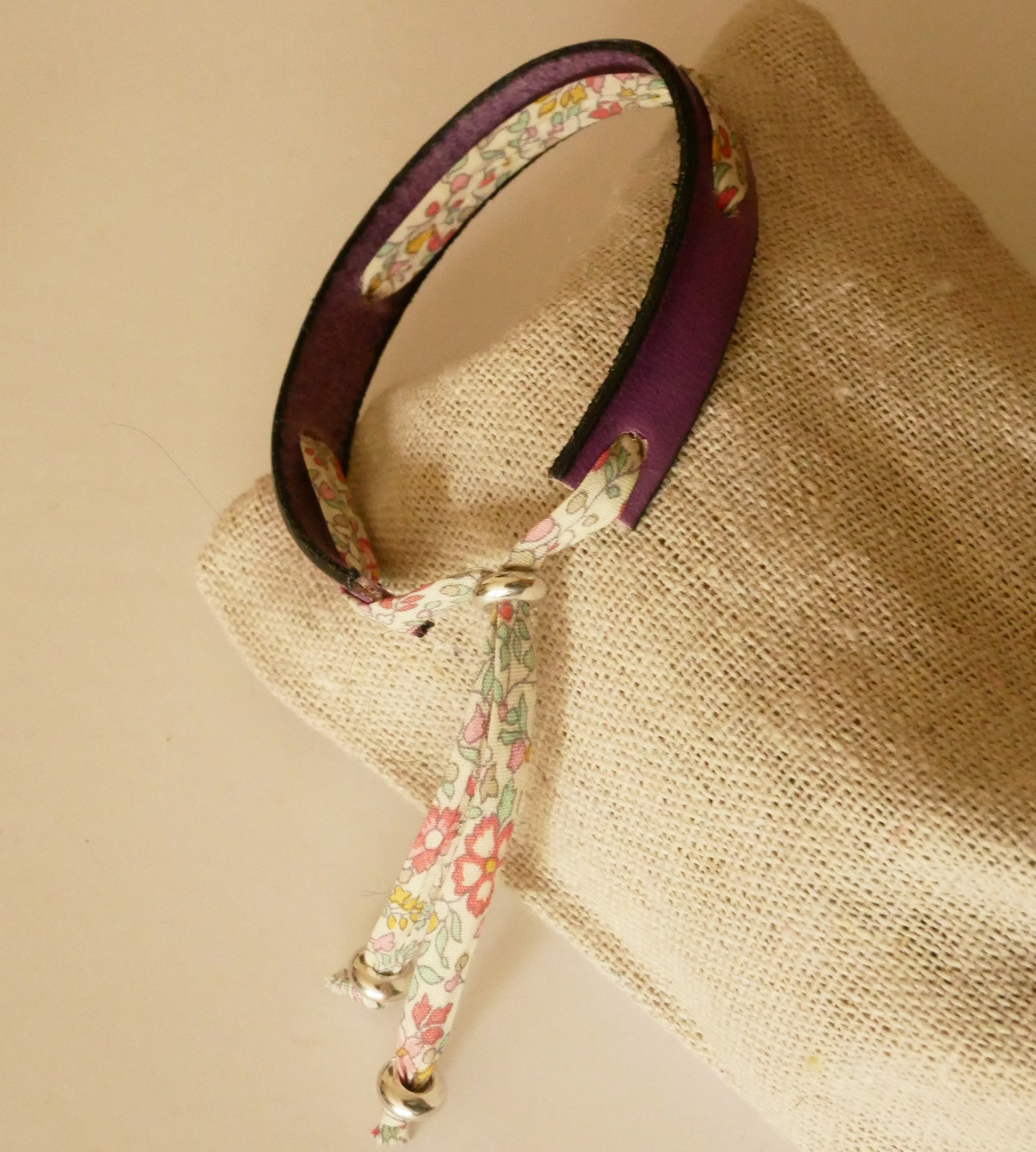 Florâme "Brille" gravert armbånd med pastellfarget liberty-bånd på lilla skinn
