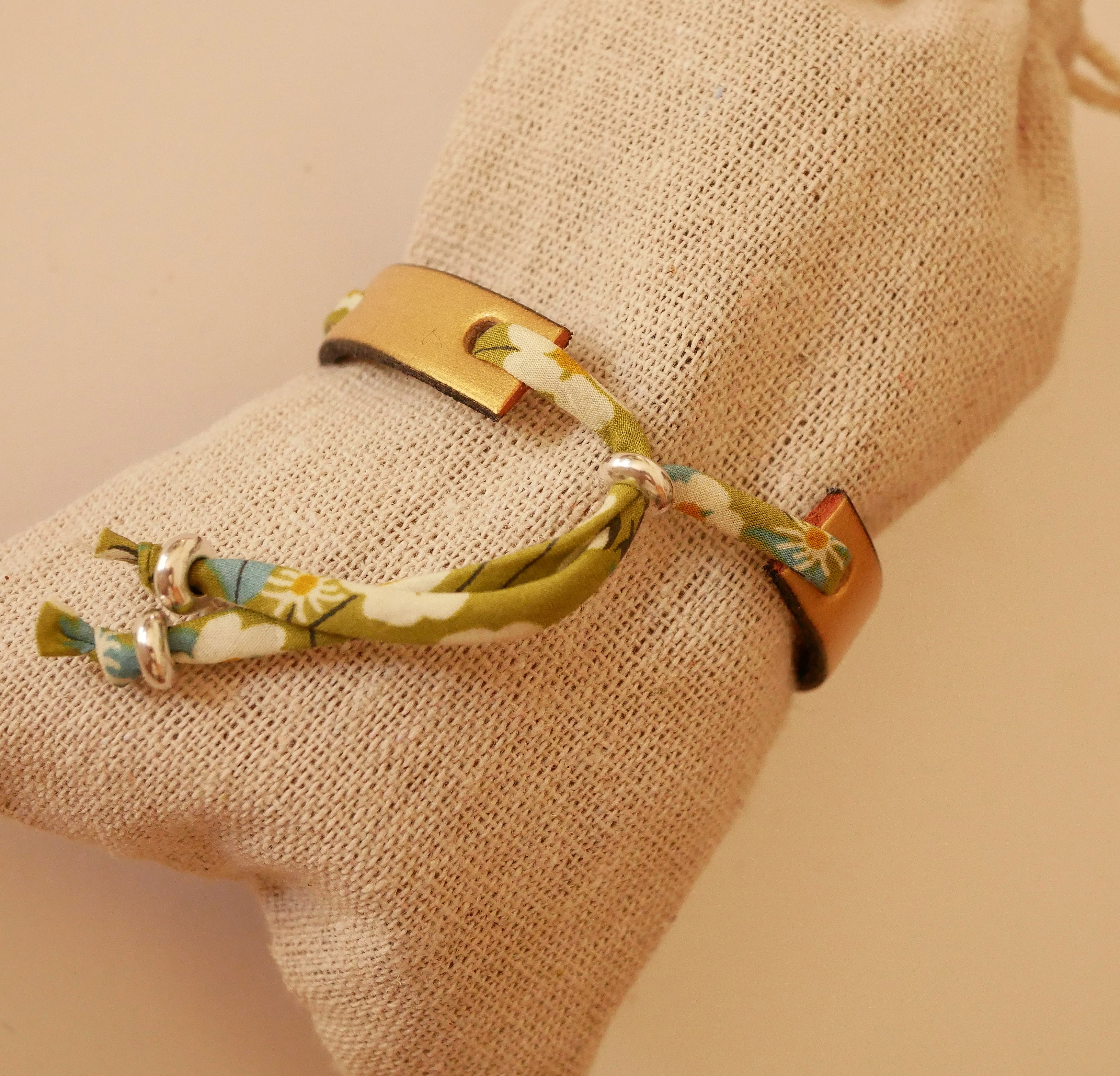 ImParfaite gravert Flor&acirc;me-armb&aring;nd med lysegr&oslash;nt liberty-b&aring;nd p&aring; gullfarget skinn 