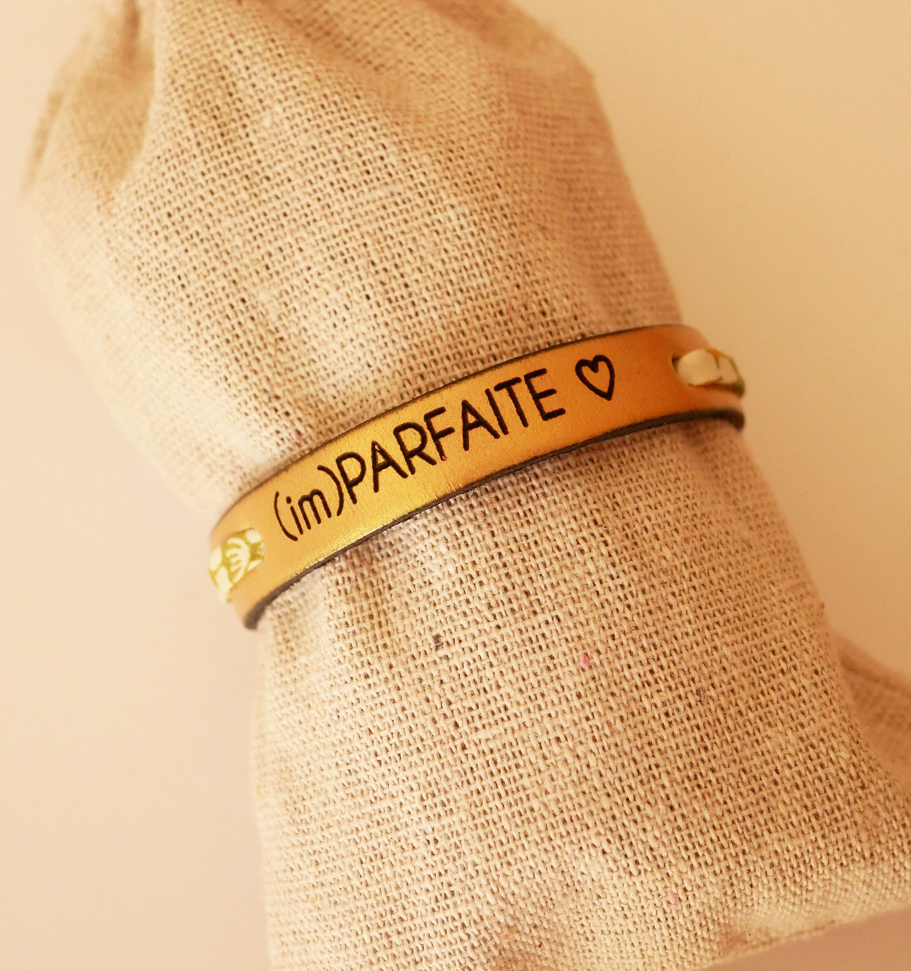 ImParfaite gravert Flor&acirc;me-armb&aring;nd med lysegr&oslash;nt liberty-b&aring;nd p&aring; gullfarget skinn 