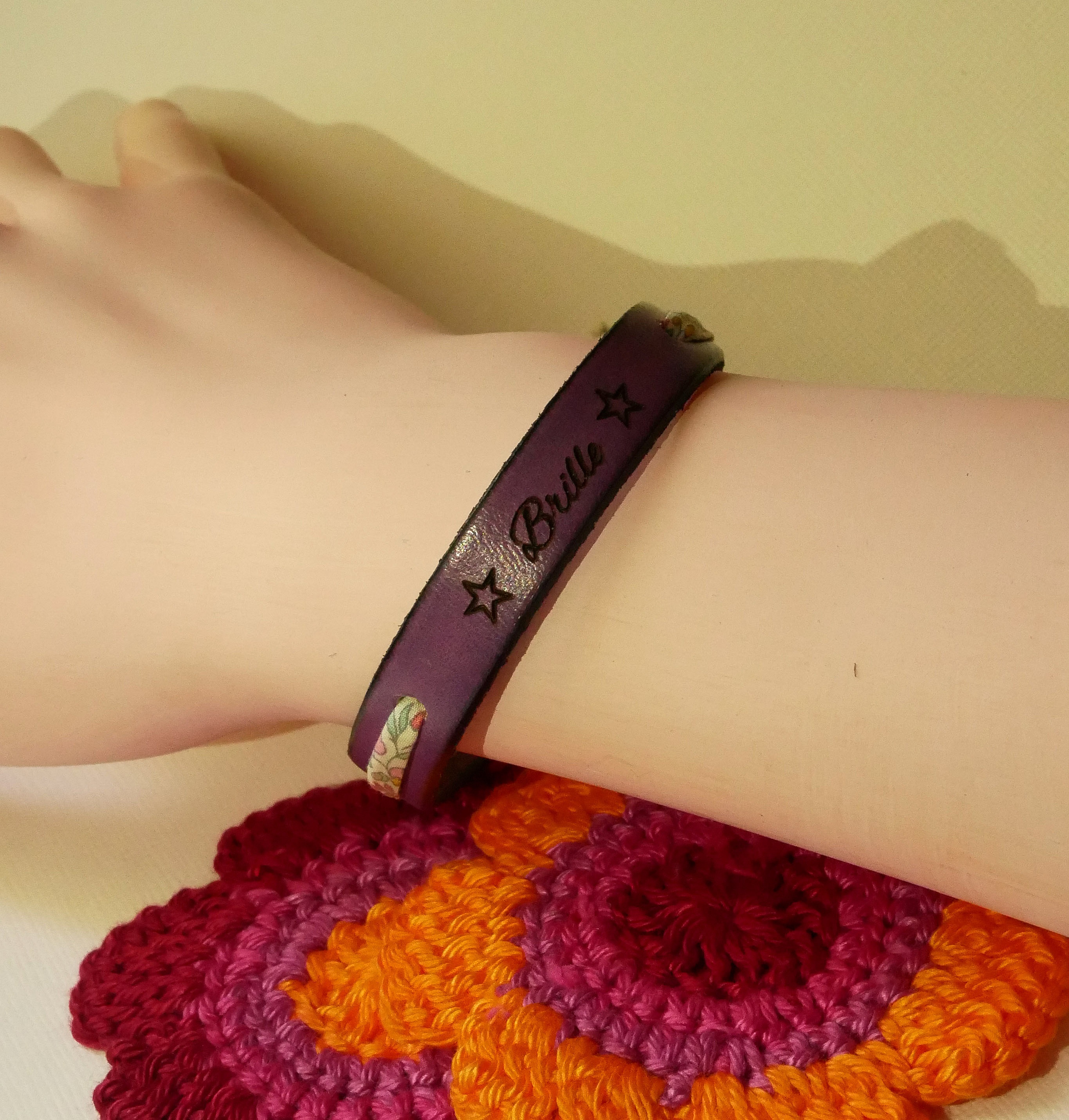 Flor&acirc;me "Brille" gravert armb&aring;nd med pastellfarget liberty-b&aring;nd p&aring; lilla skinn