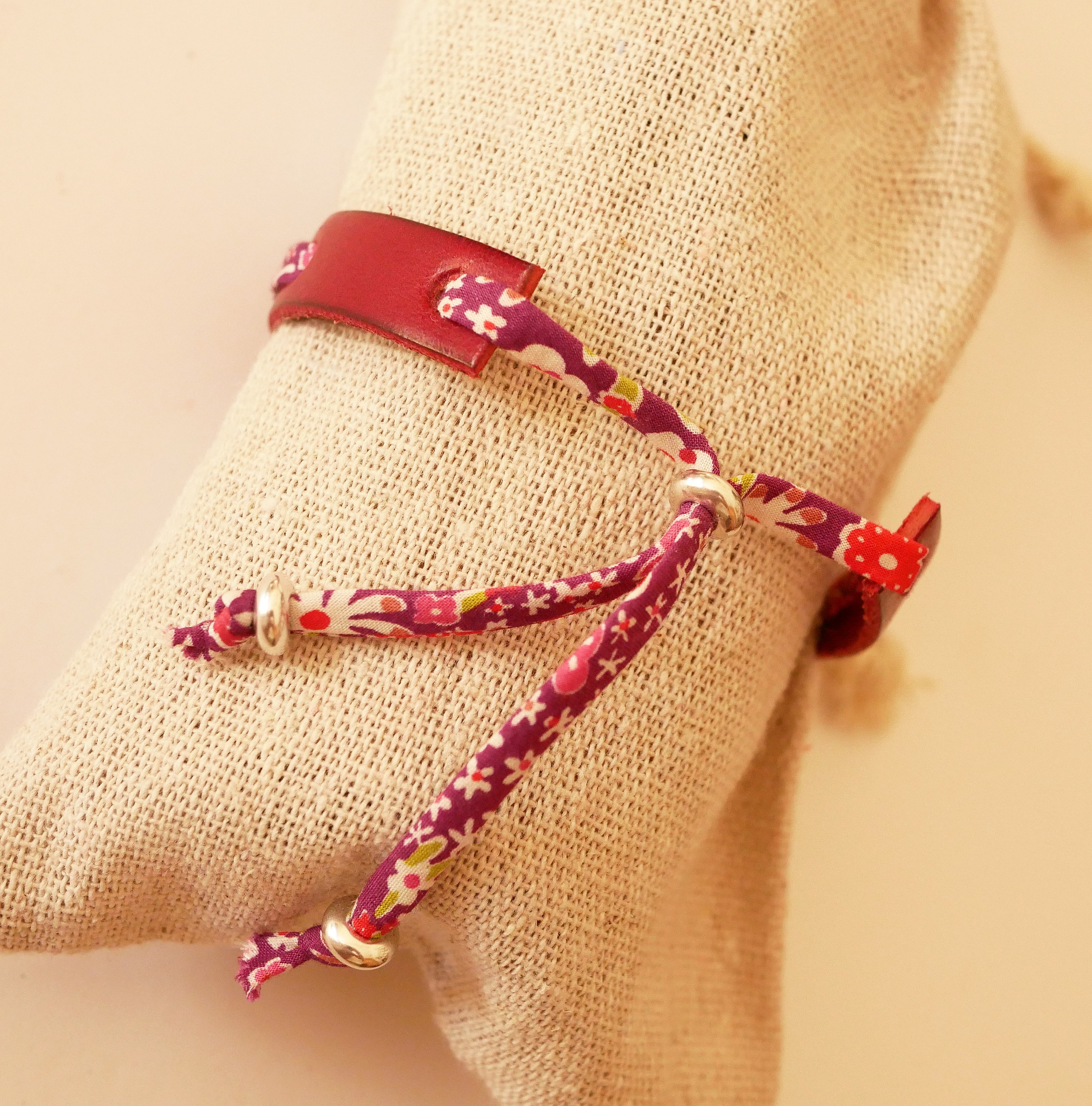 Flor&acirc;me Good vibes-armb&aring;nd med gravering og lilla liberty-b&aring;nd p&aring; r&oslash;dt skinn