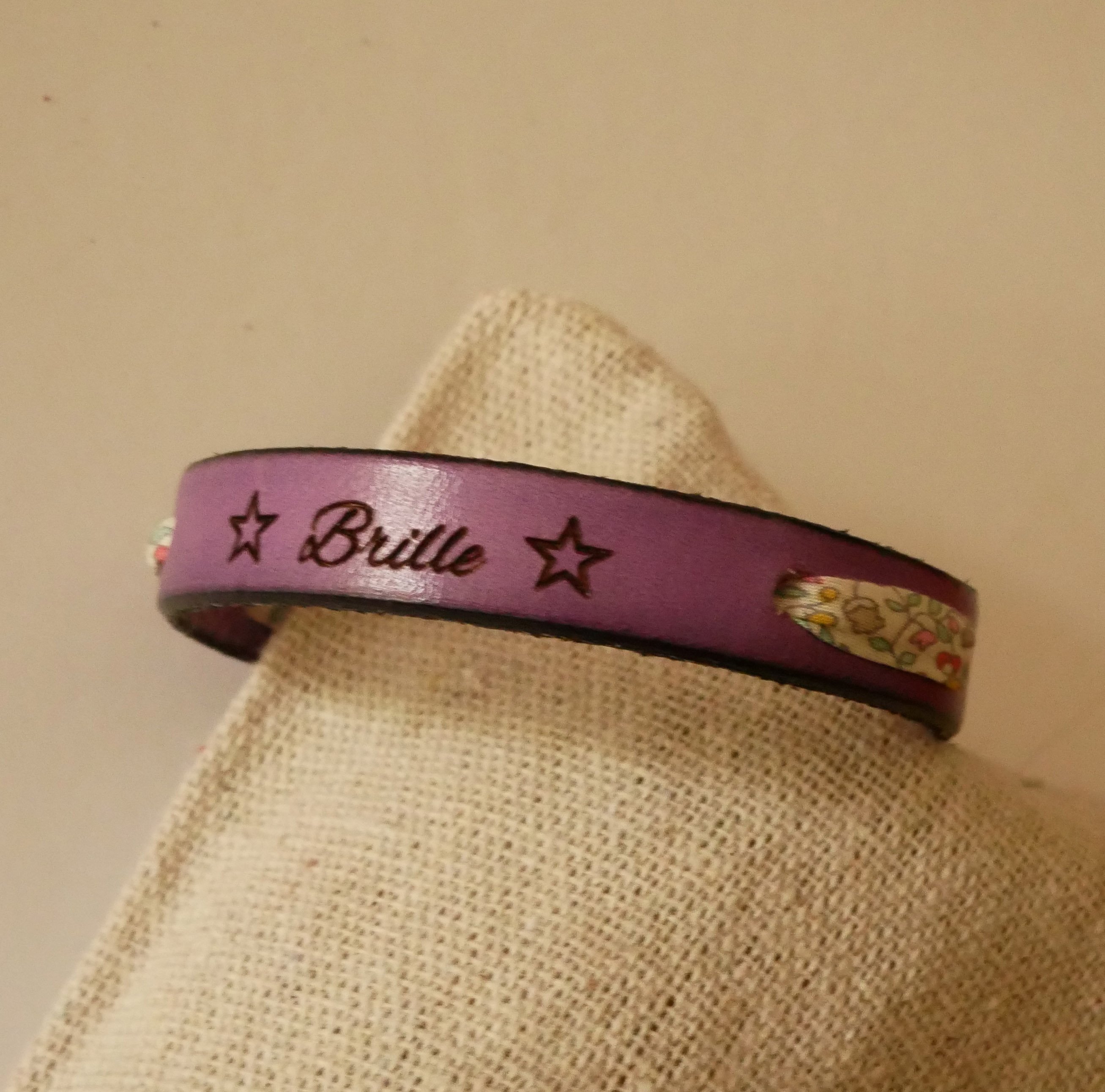 Florâme "Brille" gravert armbånd med pastellfarget liberty-bånd på lilla skinn