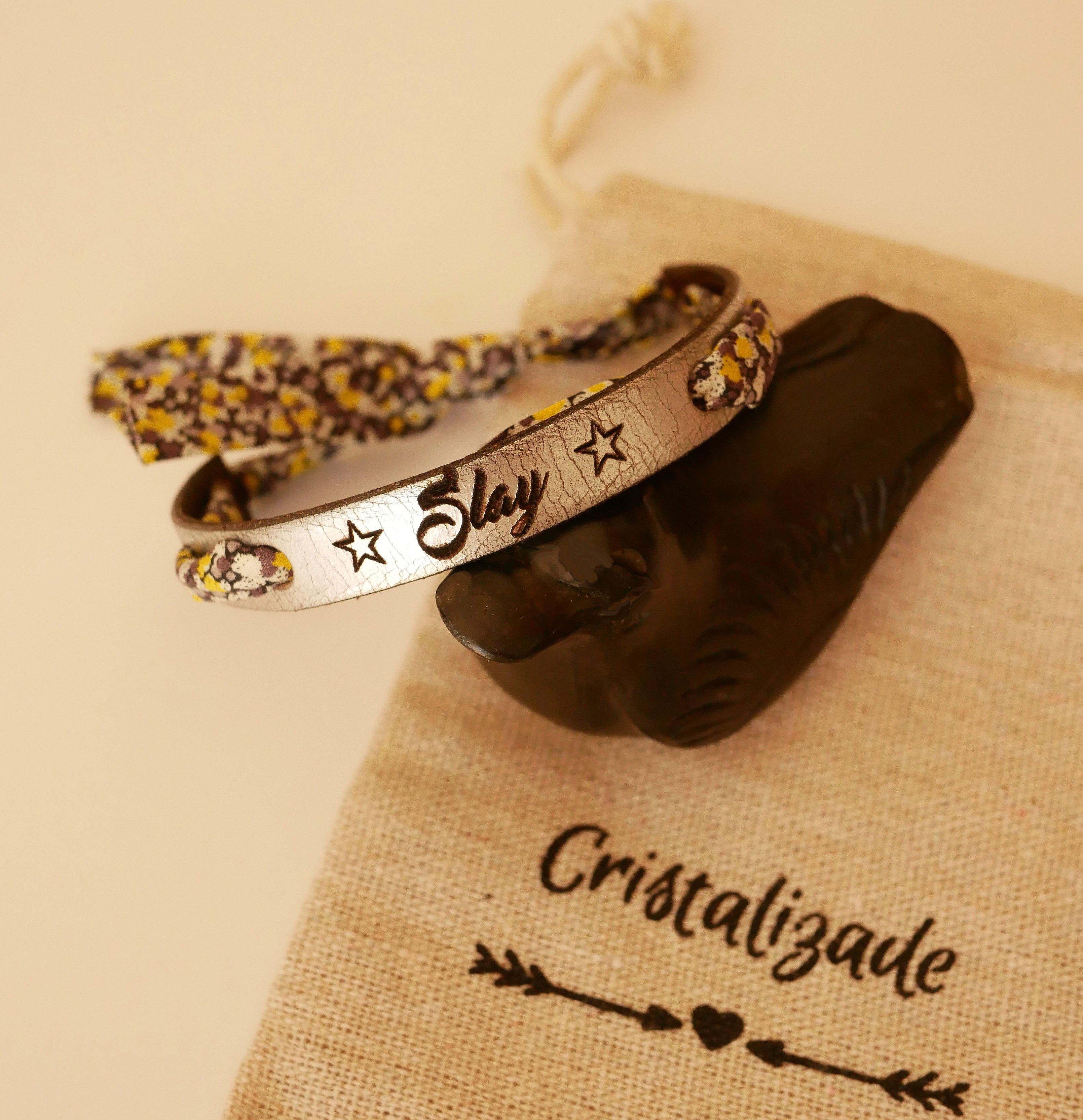 Flor&acirc;me-armb&aring;nd gravert med gule blomster i libertyb&aring;nd p&aring; s&oslash;lvfarget skinn