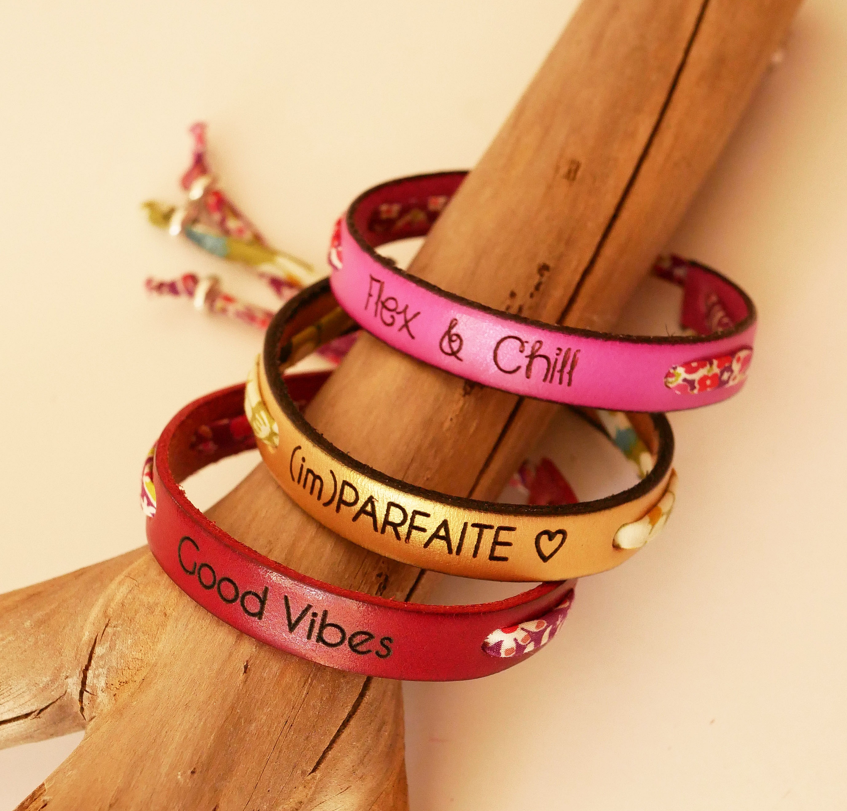 Flor&acirc;me-armb&aring;nd som du kan gj&oslash;re personlig med ditt eget valg av liberty-snor og l&aelig;r for gravering