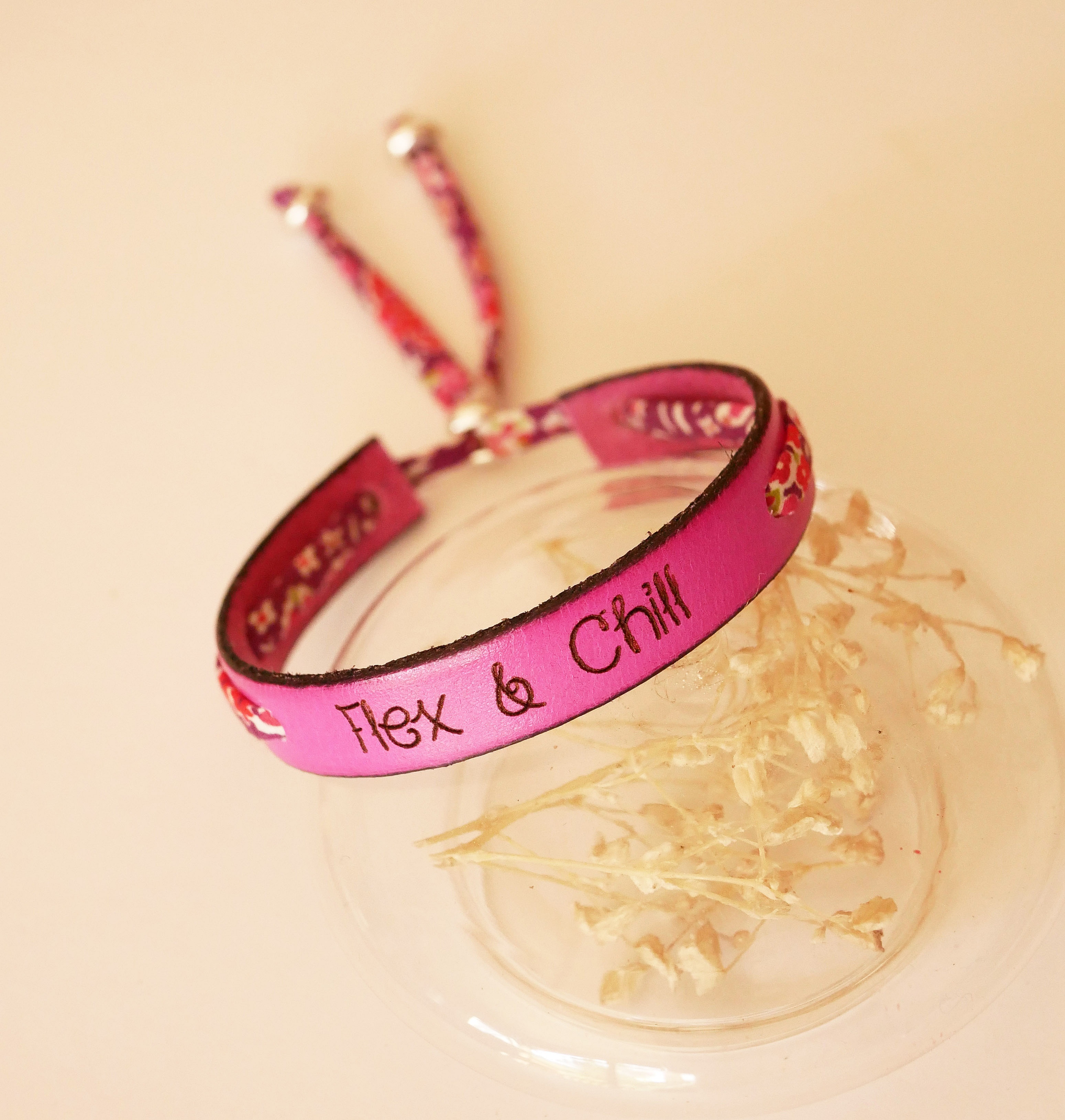 Flor&acirc;me Flex &amp; Chill-armb&aring;nd med inngravert floral liberty-b&aring;nd p&aring; fuchsiafarget skinn