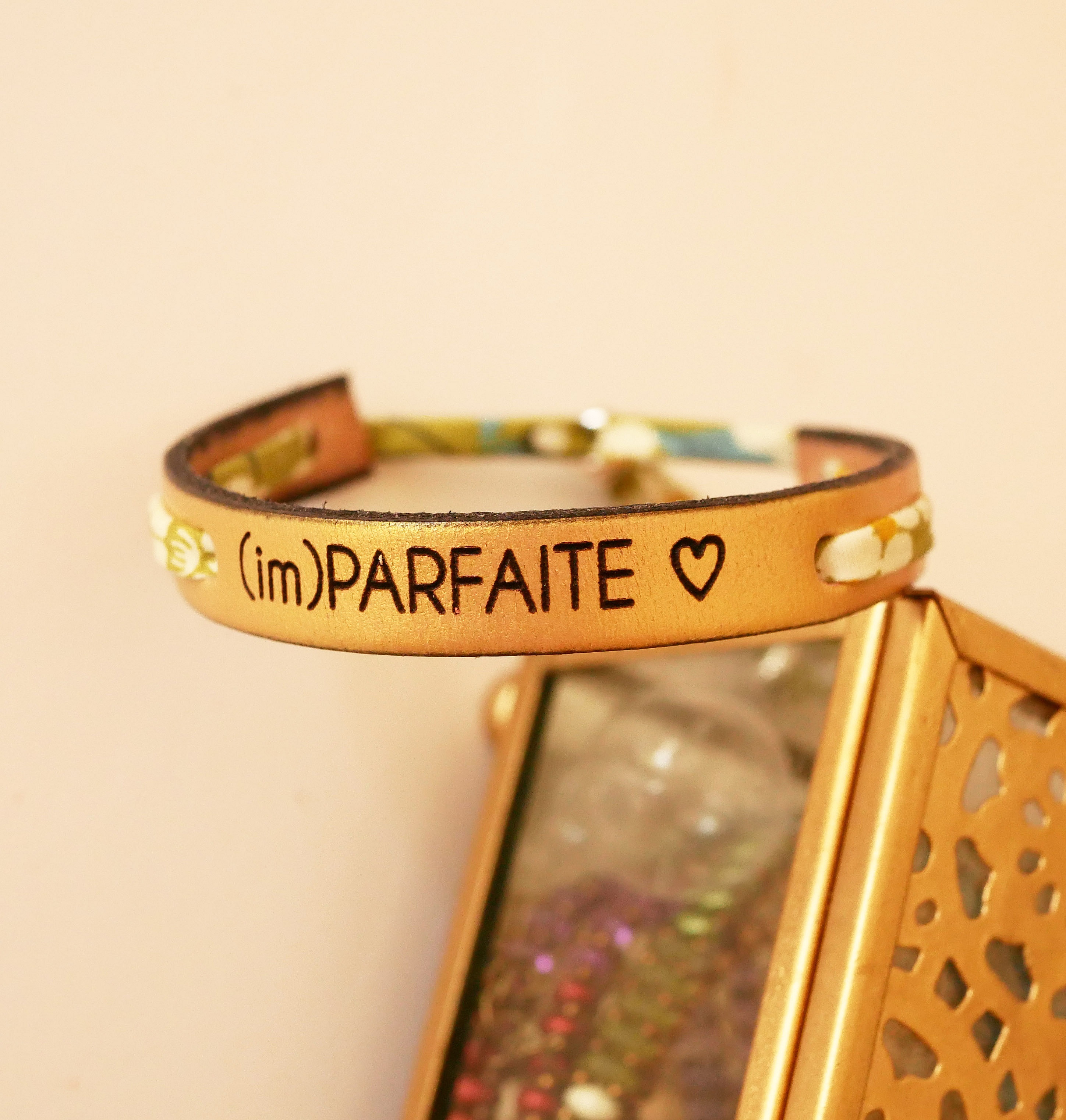 ImParfaite gravert Flor&acirc;me-armb&aring;nd med lysegr&oslash;nt liberty-b&aring;nd p&aring; gullfarget skinn 