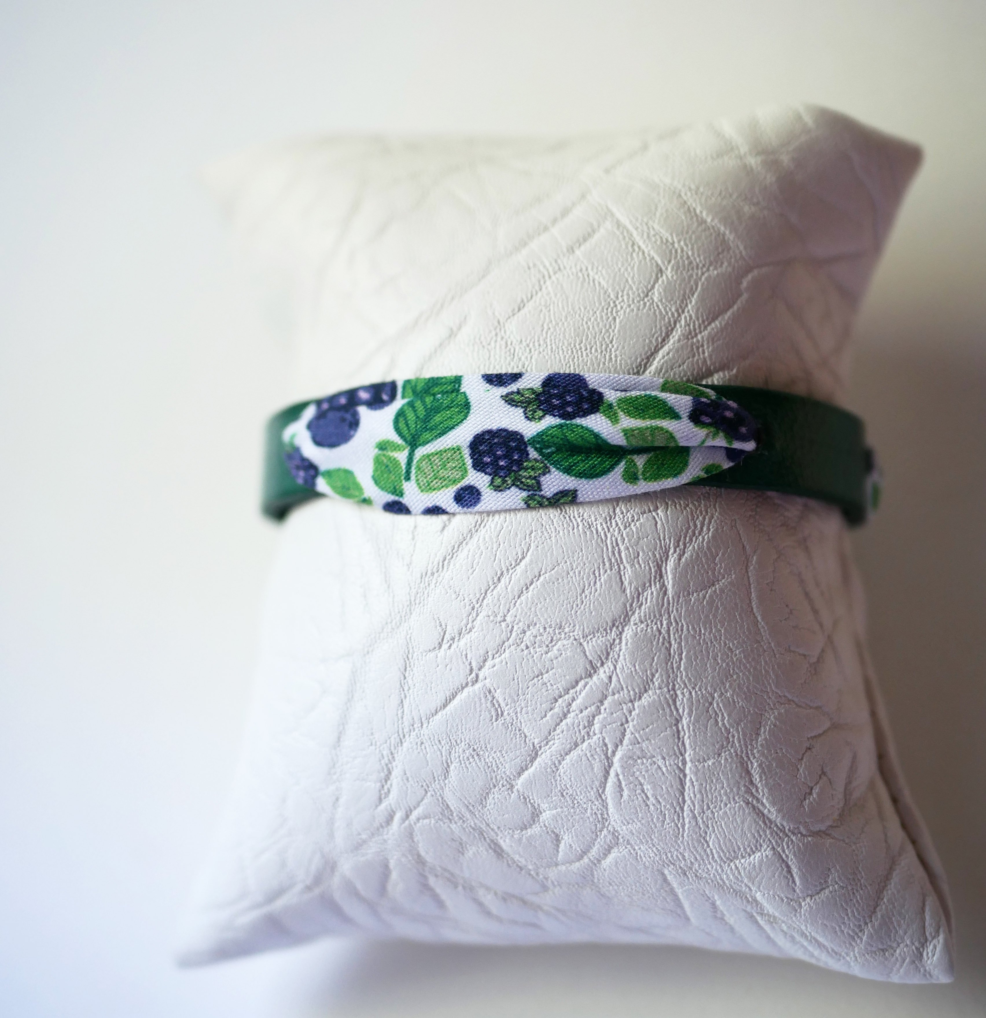 Bracelet Florâme au ruban Fruits Mûres sur cuir vert